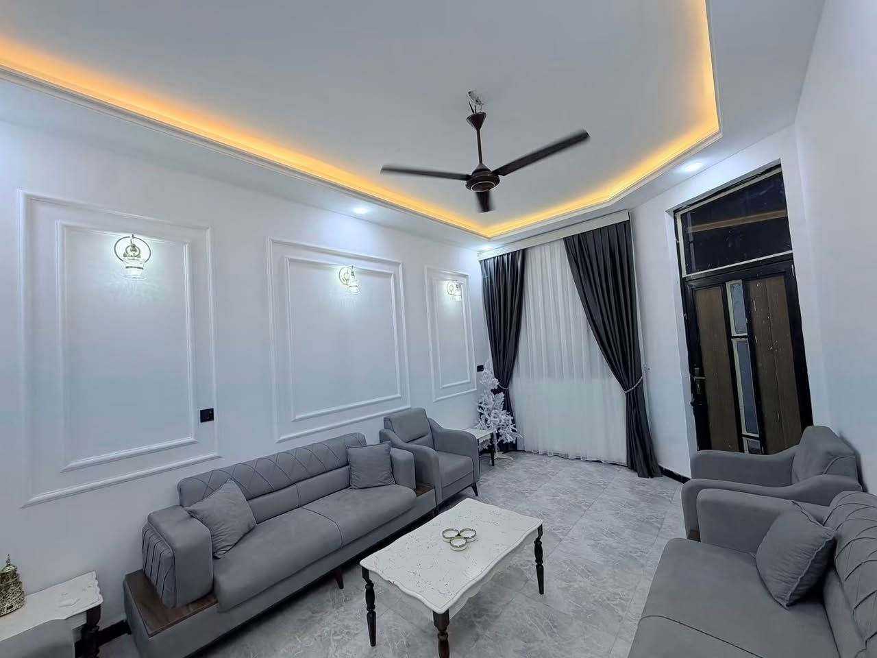 السلام عليكم بيت للبيع
مساحة البيت 100متر مربع زراعي 
منطقة حي الجامعه دخل مجمع حيدر حجي هندي 

بنا حديث درجة اولى يباع مع الاثاث 3 سبالت مبردات عدد 1 غرفة نوم مطبخ كامل كاونتر ثلاجة  براد تخم صالة تخم استقبال ***********
