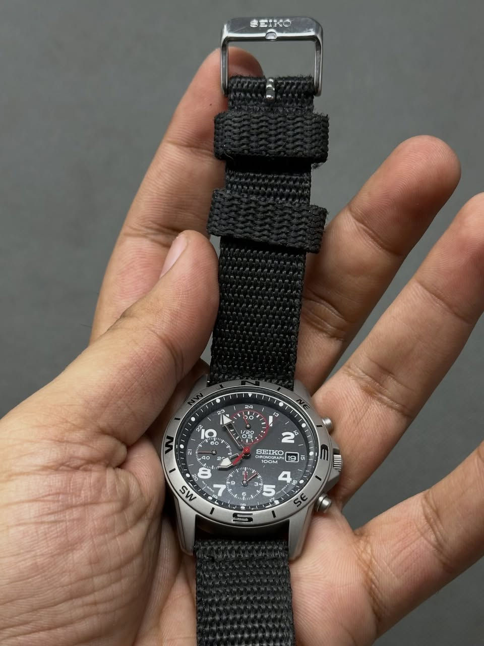 ساعة رجالي من Seiko Chronograph SND399P1 اليابانية الأصلية. تمتاز الساعة بتصميمها العسكري التكتيكي والرياضي المتين، وتُعرف بدقتها العالية ومظهرها الأنيق المخصص للمغامرات والأنشطة الخارجية.
رقم الموديل : 7T92-0DX0
رقم الساعة : 360010
التشغيل : كوارتز ياباني فائق الدقة (مكينة حركة 7T92).
المادة : مصنوع من الفولاذ المقاوم للصدأ (Stainless Steel) مع مظهر مطفي كلاسيكي.
اللون : فضي
المينا :  تحتوي الساعة على ثلاثة أقراص داخلية موزعة عمودياً لتشغيل وظيفة الكرونوغراف (مؤقت التوقيت):  وعقارب مضيئة بتقنية لوميبرايت (Lumibrite) للرؤية الليلية، وإطار خارجي يحمل مؤشرات البوصلة الجغرافية لتحديد الاتجاهات. 
القطر : 40 ملم
الزجاج : زجاج الحماية المقاوم للخدش (Hardlex Crystal)
مقاومة للماء : تصل إلى عمق 100 متر (100M)، مما يجعلها مناسبة للسباحة والأنشطة المائية السطحية.

=======================================
تتوفر خدمة توصيل لكافة انحاء العراق 5 الاف دینار  🚛


**إذا كنت صاحب هذا الإعلان وتريد حذفه لأي سبب، رجاءا أرسل رسالة إلى الدعم الفني**