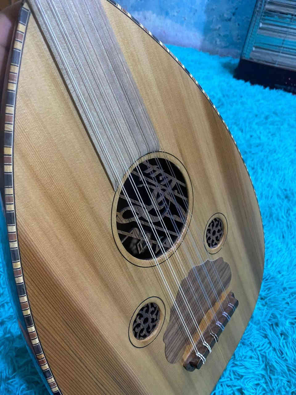 عود زرياب مودل 0 جدا حلو زخرفه وقوه جديد اخذته قبل  10 ايام ابد ما مستخدم ما عرفت اله اني مبتدى وياه حقيبه وريش عدد 2 واوتار اضافيه 2 عنواني الناصريه مركز سعر 180 مجال بسيط *********** رقمي
