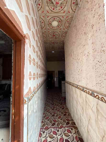 السلام عليكم ورحمة الله وبركاته
.دار سكن للبيع..
المساحه 150م
..طابو زراعي عراقي اصولي مكاتبه وكاله نسخه من طابو 
...
يحتوي البيت على غرفه وصاله ومطبخ.وديوان وكراج سياره. وصحيات داخلية وخارجية...السطح ايزوكام....
..
العنوان ابي الخصيب الصنكر قرب جامع صنكر. 

..السعر 60 بي مجال 
..للاستفسار ***********
