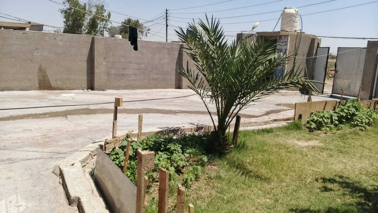 السلام عليكم البيت لبيع غرفتي +السبقال +صاله +حمام +مطبخ خاري مطبخ  دخل +مضيف ساحت المساحت 500متر تقاطع نهروان ***********رقم
