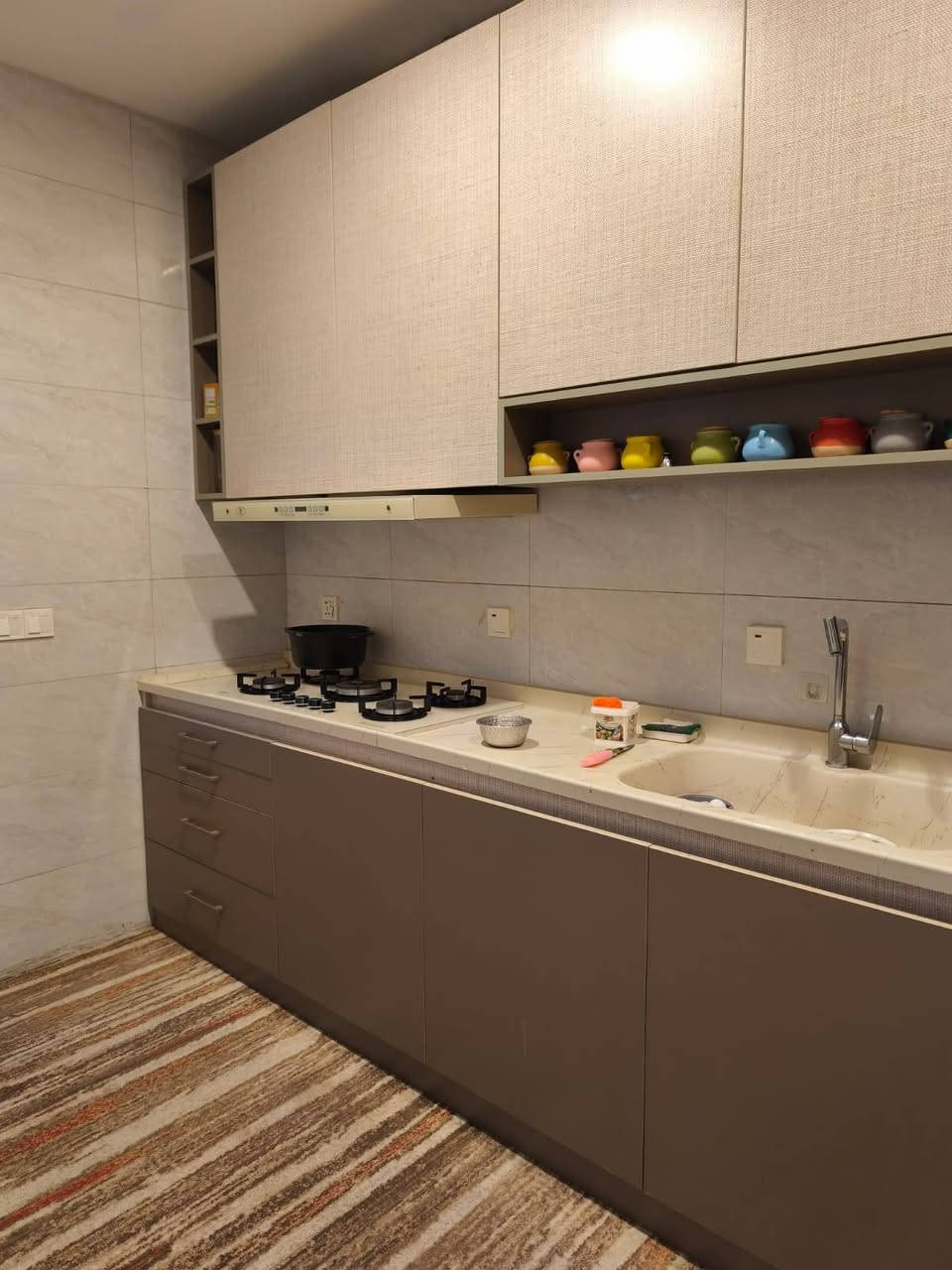 سلام علیکم 
کەوانتەری ئێم دی ئێف بەرزی تا سەقف کامل بەرد لەگەڵ سەلاجەی دوو دەرگای گەورەی ئەصڵی هیتاشی ، هەروەها تەباخ و مڕەشەح 
ئەشیاکان لۆک لۆکن و تازە تازەیە حسابی لۆکی بۆبکە ،
لەگەڵ مێزی تیڤی درێژی چوار مەتر و بەرزی تا سەقف بە موادی ئێم دی ئێف ،
لەگەڵ مێزێ کۆنسۆڵ موادی ئێم دی ئێف ،
کامل 26 وەرەقەی پێدراوە داوای 13 وەرەقەی لێ ئەکەین ،
***********
شوێن سلێمانی 
لەگەڵ ڕێزدا  ...... السليمانية, العراق
