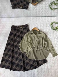 تنورة كاروهات • قميص جسيكا • مقاسات ٣٨-٤٨