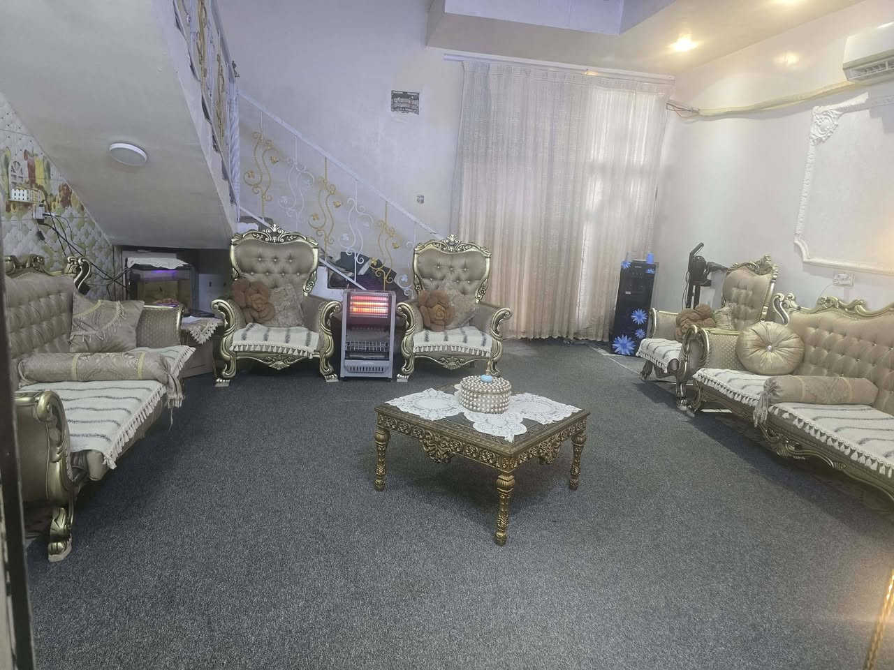 مشتمل مصفر طشاش قرب شارع القاضي مساحه 100متر طابقين نظام تركي جوه صاله ومطبخ واستقبال وفوك غرفتين نوم وصاله وحمام كله طابوك مراوس بيت حي الحكيم أو كوت جديده  ومساحه 200 اهم شي بيه 3غرف ***********
