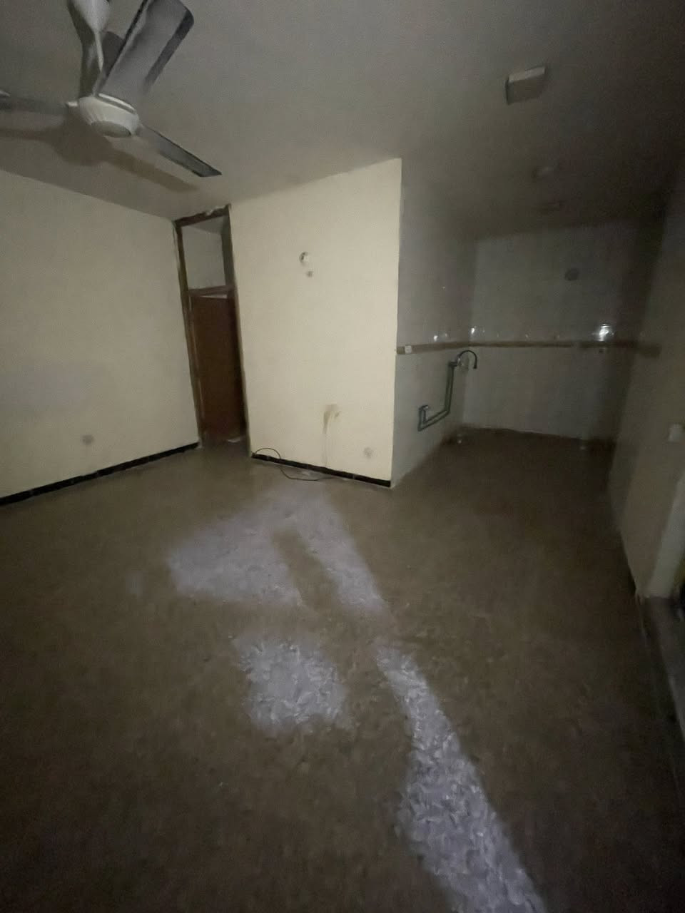 🔴شقة للايجار في الكرادة🔴
📍الموقع : الكرادة خارج قرب فندق قصر المسبح
🔷المساحة 90 متر 🔷
🔷طابق ارضي 🔷
🔷تحتوي على غرفتين وصالة ومطبخ وحمام 🔷
🔹حالة الشقة : نظيفة 🔹
🔹سعر الايجار : 700 الف 🔹
🔹يصلح ايجار : عوائل🔹
————————— 
🏢 شركة المستقبل للاستثمار والتسويق العقاري 
🔺نستقبل كافة عروضكم وطلباتكم 
🔺للاستفسار : 
***********
