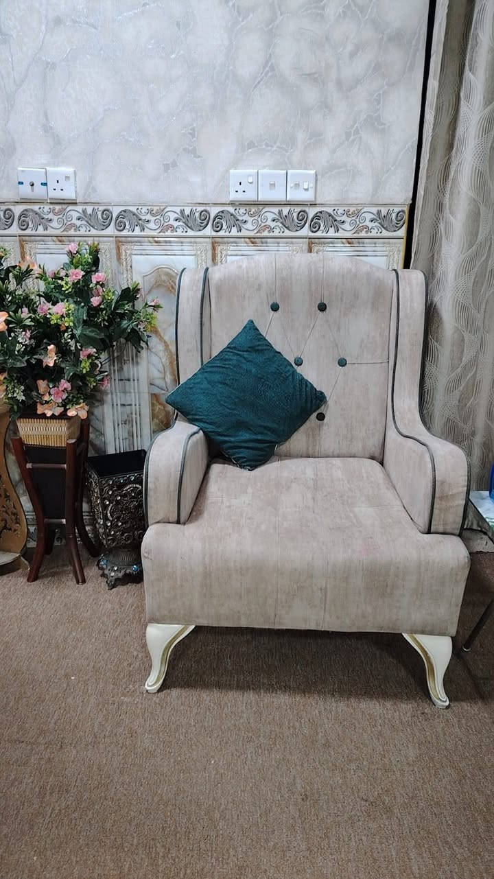 تخم شغل عراقي
10مقعد نضيف اخو جديد
سعره250وبي مجال 
للاستفسار تصل على رقم***********
