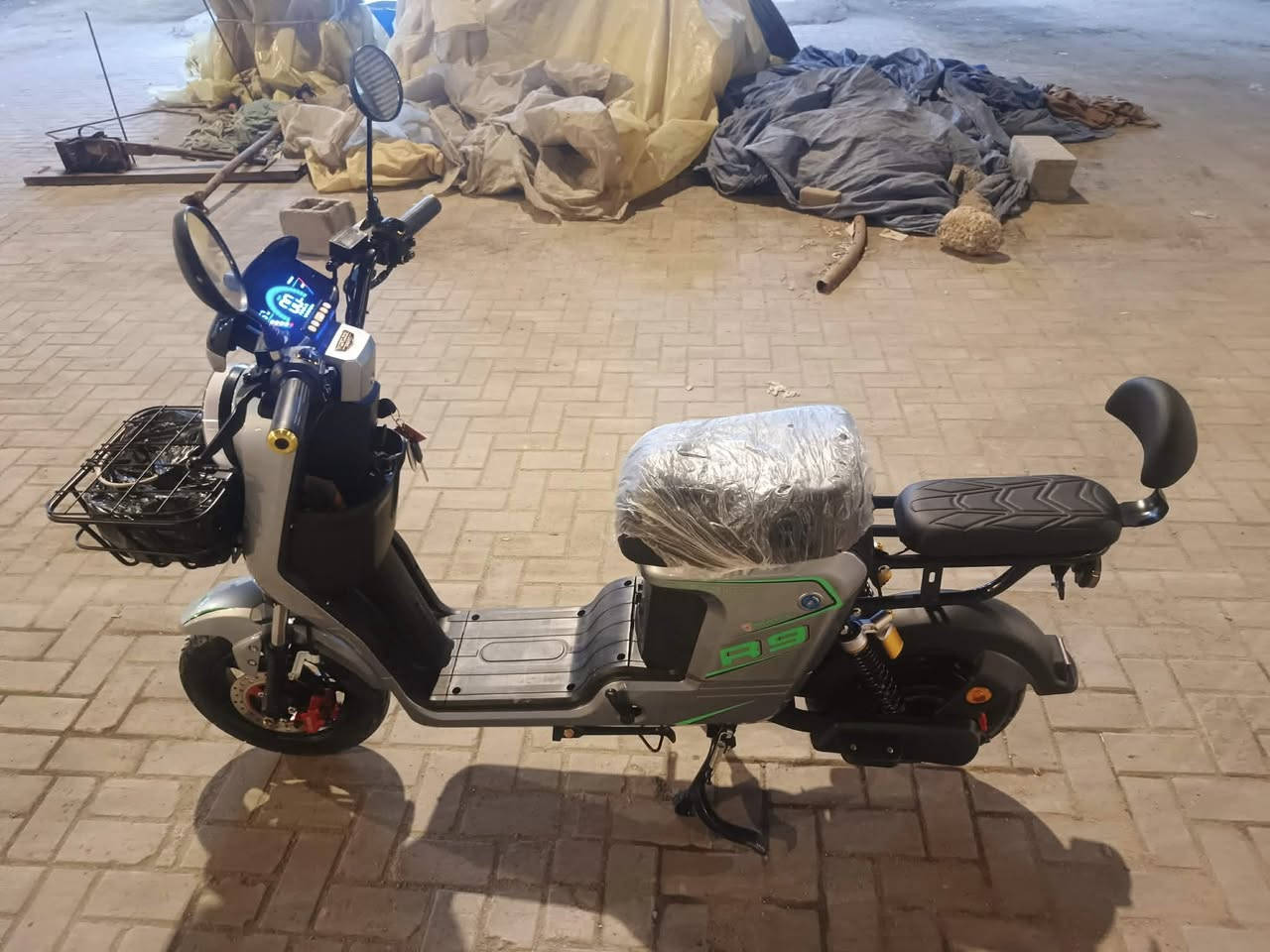 السلام عليكم 
ار 9 مديل 26 الحديث لون رصاصي
5بطاريات حجم كبير 32امبير وينلي الاصلي ام الختم شاحنه الاصليه  وياها سويجين وبصمه وكارت 
4 نمر سرعه 109سرعه حقيقيه 70
دبل اشاره اشاره يمنه ويسره وهورن وبلوتوث لايت عالي وناصي 
دراجه جديده مستخدمه اقل الشهرماشيه100 كيلو فقط 
السعر480وبيها مجال قليل حك الجيه 
واتساب ***********
عنوان بصره حيانيه شارع موسى الكاظم
