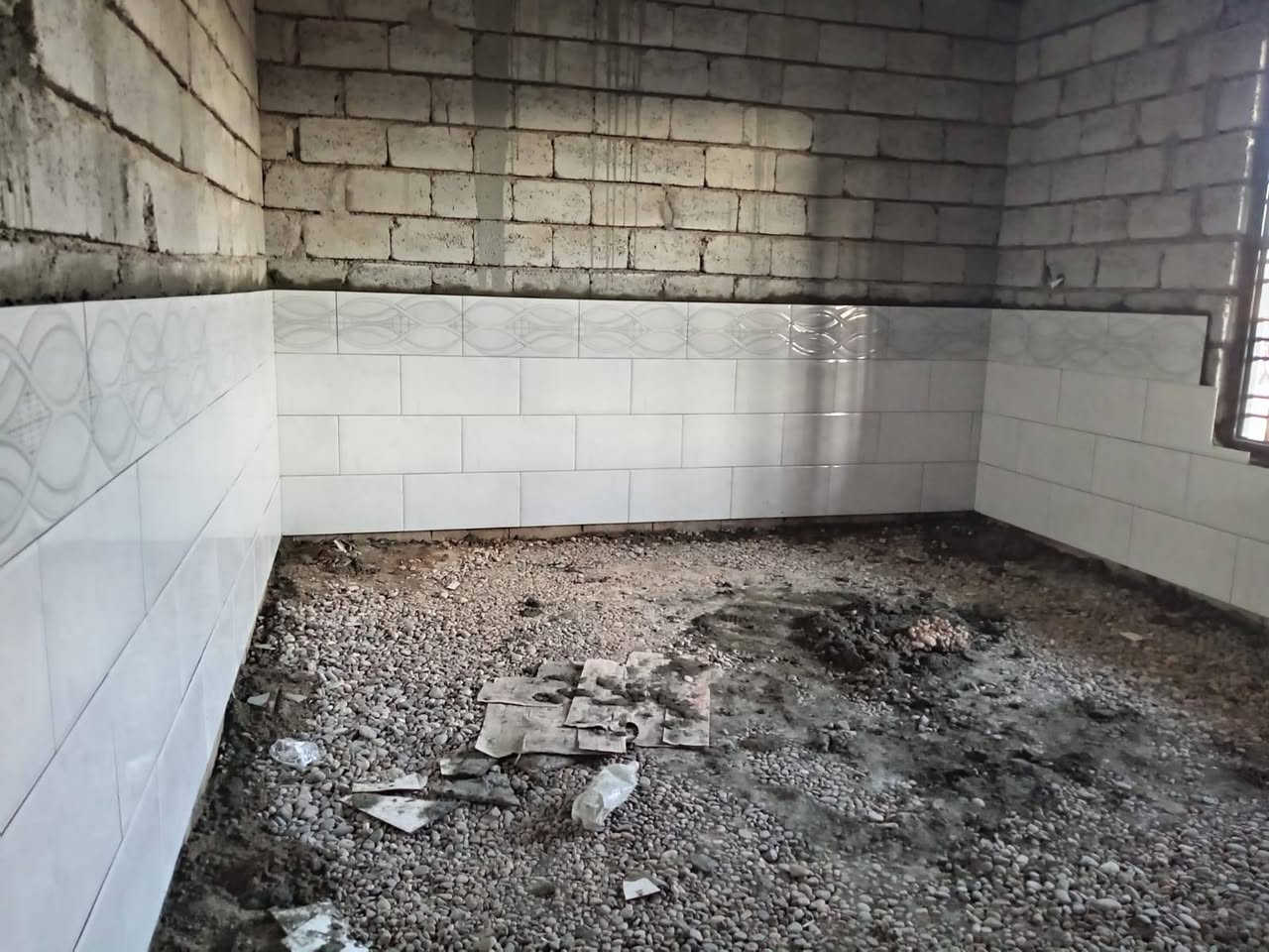 كادر سيراميك متفرق حاليا وبأسعار مناسبه *********** شغل ليز الكادر متكون من ثلاث اصطوات
