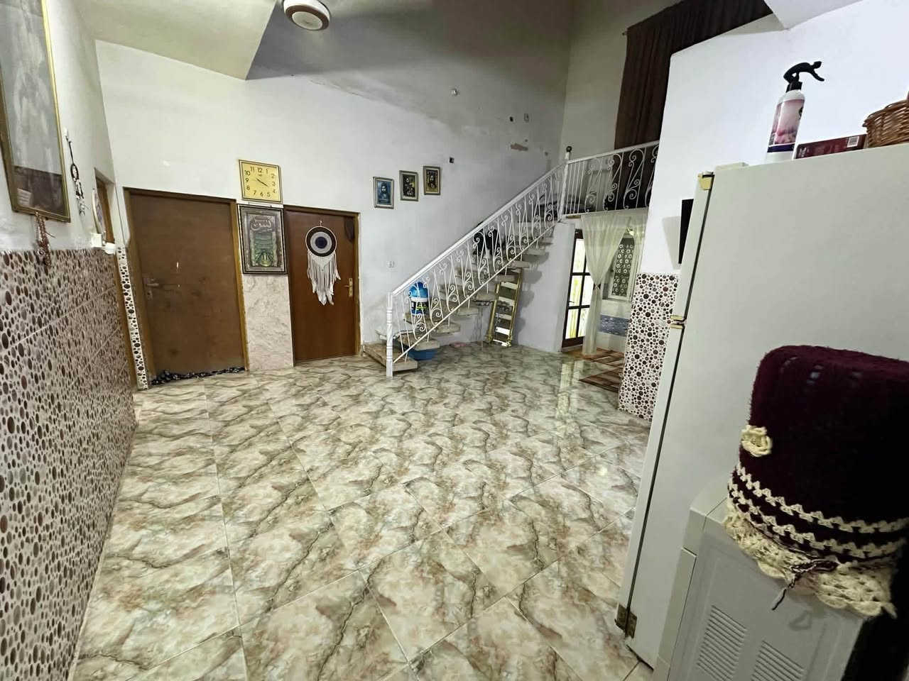 دار سكن طابو صرف في حي ( الأمير الأول ) 
خلف بيت ( القاضي سامي كامل عيدان ) مباشرةً
مساحة ٣٠٠ م - غرفة نوم واحدة - سقف عكادة 
بناء طابوق جمهوري - رباط صب كونكريت مسلح
( خدمات كاملة - مجاري - تبليط ) 
( يبعد عن مدرسة اعدادية المدينة المنورة ٧٠ م ) 

الاستفسار 
***********
