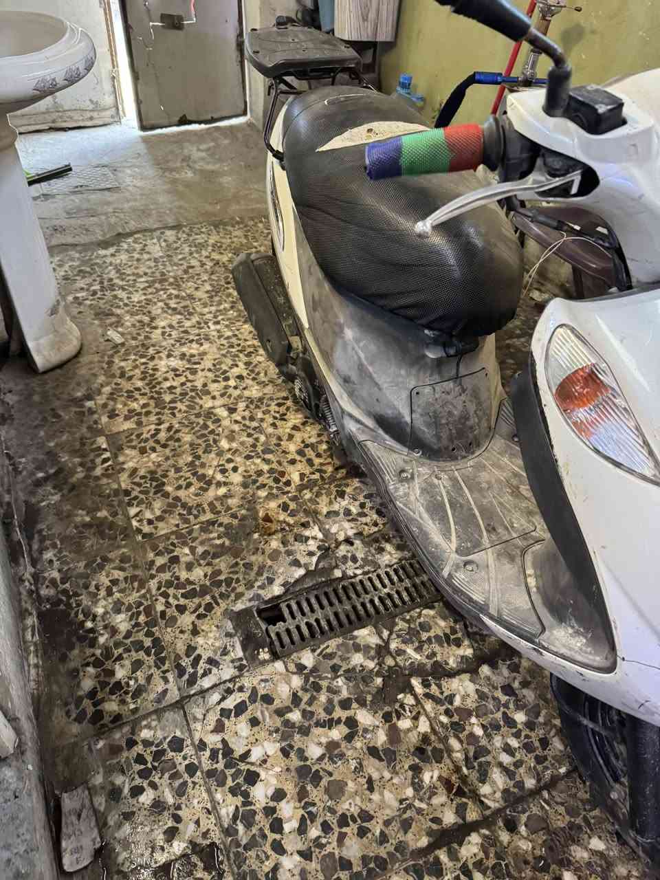 سلام عليكم دراجه هدرس ياباني الدراجه كامله كل نقص ما بيهى بس كايمه كلهى شغاله مكاني بل مدينه الحبيبيه يم وليد أبو الكص السعر 175قفل ***********
