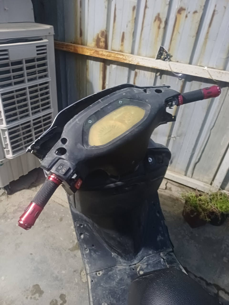 سلام عليكم فراشة فضائي 140 للبيع تشتغل سلف و هندر سلف عطلان لايت امامي بس ربط دراجة ماناقصهه شي شلعه ومعدل و ماموكفتني بشارع السعر 250 وبي مجال مكاني الامين الثانية رقم التواصل ***********
