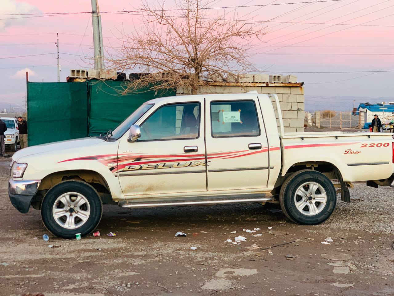 دێر 2010بەخ
ڕەقەم سلێمانی بەشەرتی تەحویل
سەنەوی بەسەر چووە
تەنیا بۆنیتی پەمپ کراوە 
پێش و دوای هیچی پێوەنیە
دەعمی نیە
گێڕ و مکینەی بەشەرت
ناو سوور و چوارجام کارەبا
زۆر جوان و ڕێکە 
ماڵی دۆستە
زۆر هەرزان
***********
لەچەمچەماڵم
