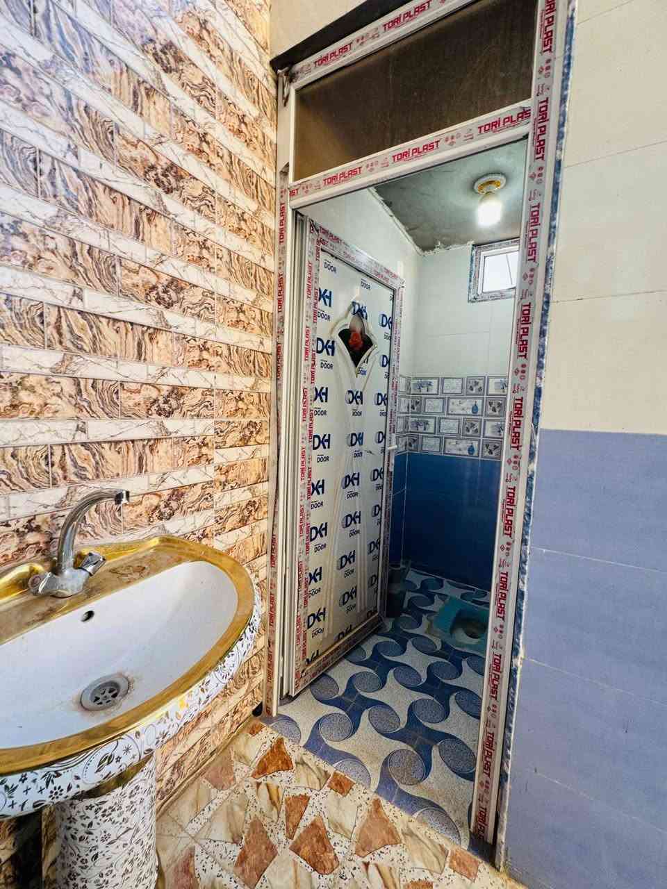 بيت طابقين للإيجار في شارع 40 قرب جامع الواثق
يتكون من :
-مطبخ
-صالة 
-ثلاثة غرف
-إستقبال 
-مخزن
-صحيات عدد 4 داخلية و خارجية
للإستفسار الأتصال على الرقم التالي 
***********
