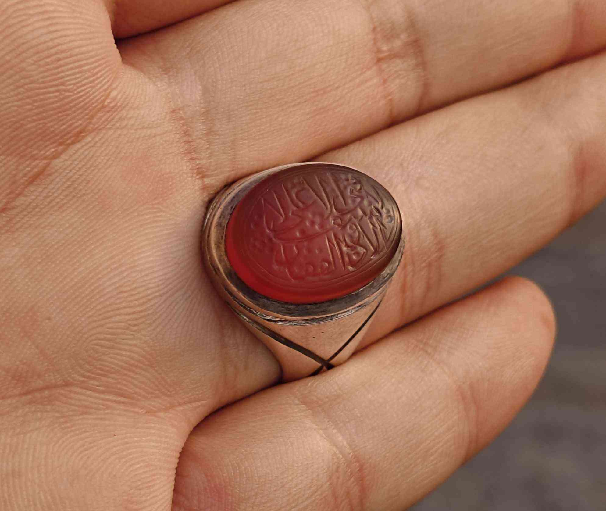 عقيق يماني قديمه خط يدوي قديم شفره((لافتى الا علي ولا سيف الا ذو الفقار ))السعر 135الف النجف, العراق


**إذا كنت صاحب هذا الإعلان وتريد حذفه لأي سبب، رجاءا أرسل رسالة إلى الدعم الفني**