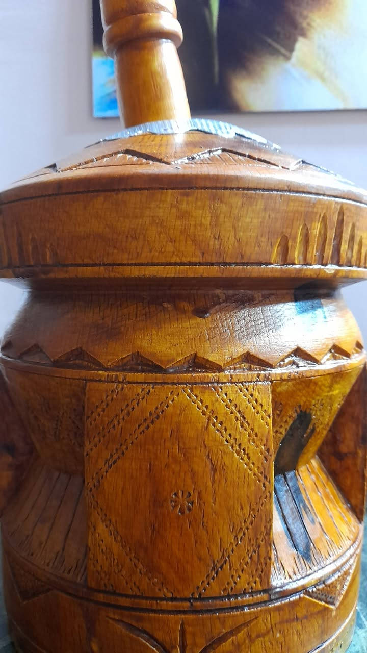 مهباش تراثي فاخر من خشب السنديان المعروف بخشب( البلوط) الأصلي
​لكل محبي التراث والقطع الفنية النادرة، أعرض لكم هذا المهباش المميز المشغول يدوياً بدقة عالية، والذي يجمع بين عبق الماضي وجمالية التصميم.
​المميزات:
​نوع الخشب: مصنوع بالكامل من خشب (البلوط)المتين، المعروف بصلابته ومقاومته للظروف الجوية، مما يضمن بقاء القطعة لأجيال.
​التصميم: مزخرف بنقوش هندسية وتراثية غائرة (نحت يدوي) تغطي كامل جسم المهباش واليد، مع لمسة فنية من المعدن المطرّق على الفوهة.
​الحالة: ممتازة جداً، نظيف ومحفوظ بعناية (كما هو موضح بالصور).
​الاستخدام: قطعة ديكور فخمة للمضافات، البيوت التراثية، أو الزوايا العربية، كما يمكن استخدامه لطحن القهوة.
​للتواصل على رسائل الصفحة.
#هاون_نحاس_مدق_مهباش_مهابيش_مزهرية_فازة_هدايا_دلات_محماس_قهوة_انتيكا_تُحف
يتوفر خدمة توصيل


**إذا كنت صاحب هذا الإعلان وتريد حذفه لأي سبب، رجاءا أرسل رسالة إلى الدعم الفني**