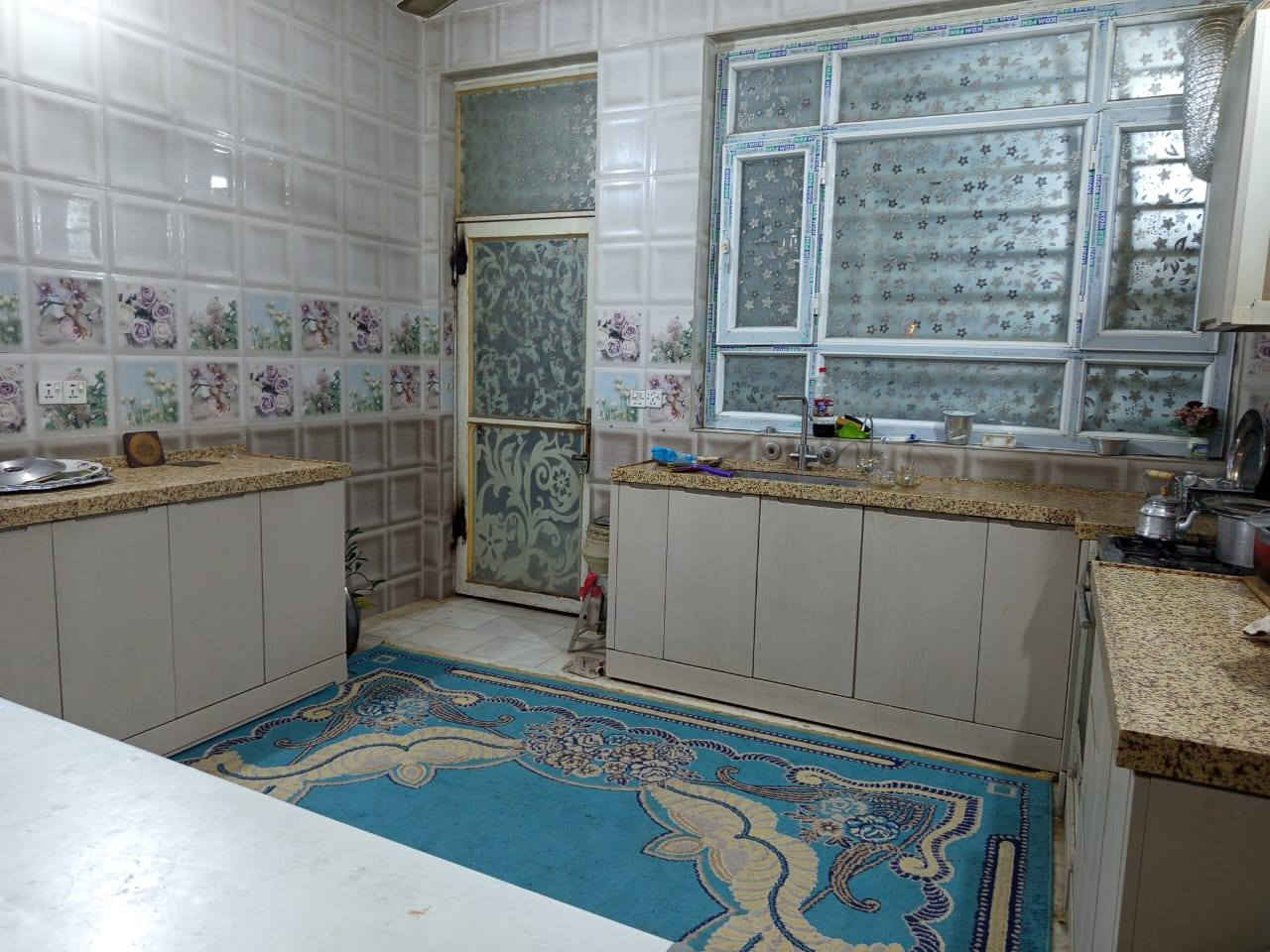 بيت للبيع موقع مميز قريب جدا من شارع الكورنيش عرض شارع ٨ متر
مساحه ١٨٠متر
غرفتين ومطبخ وصاله وهول وصحيات 
للاستفسار الاتصال علرقم ***********
