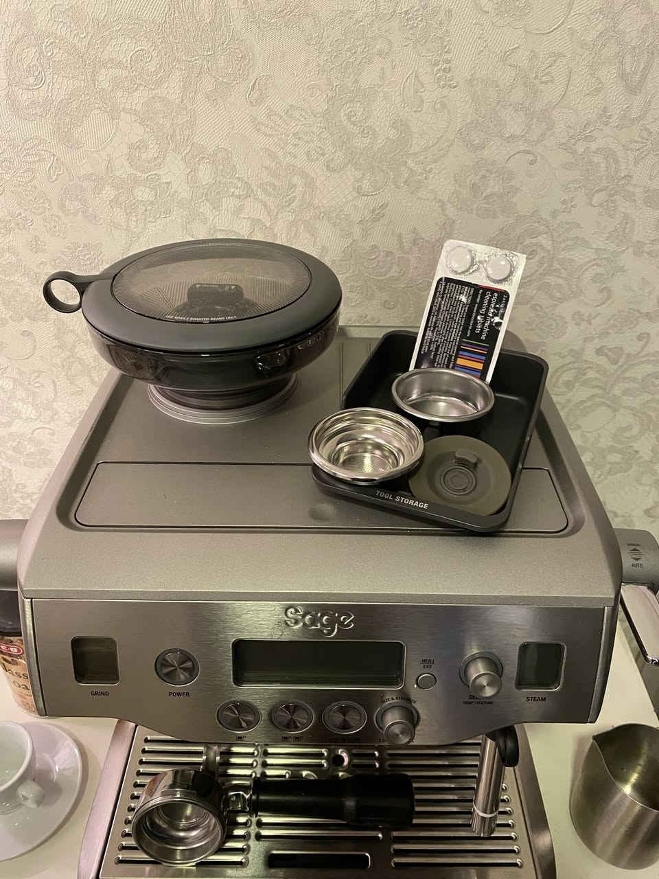 ☕ للبيع ماكينة Sage The Oracle الأصلية – استخدام خفيف جداً
📌 الاسم الكامل:
Sage The Oracle Espresso Machine

ماكينة قهوة من أعلى فئة Sage، تعتبر من أقوى الأجهزة المنزلية شبه التجارية وتقدم جودة مقاهي بكل سهولة.

⸻

✨ الحالة:

✅ استخدام خفيف جداً
✅ نظافة 98% كأنها جديدة
✅ تعمل بكفاءة 100% بدون أي مشاكل
✅ تنظيف و تعقيم جاهز لاستخدام فورا

⸻

📦 الملحقات (كاملة + إضافات):

✔ Knock Box (نوك بوكس للتفريغ)
✔ مواد تنظيف خاصة بالجهاز
✔ إبريق تبخير الحليب
✔ بورتافلتر + سلات متعددة
✔ أدوات العناية والتنظيف

⸻

🔥 مواصفات Sage Oracle بالتفصيل:

✅ نظام Double Boiler (دبل بويلر)

الجهاز يحتوي على غلايتين منفصلتين:
 • واحدة لاستخراج الإسبريسو
 • واحدة للبخار وتبخير الحليب

📌 يعني تقدر تسوي قهوة وتبخر بنفس الوقت بدون انتظار.

⸻

✅ طاحونة مدمجة احترافية

طاحونة داخلية قوية مع:
 • طحن مباشر للبن
 • درجات طحن متعددة ودقيقة جداً

⸻

✅ توزيع وكبس أوتوماتيكي (Auto Grind + Tamp)

من أهم مميزات الـ Oracle:

✔ طحن تلقائي داخل البورتافلتر
✔ توزيع منتظم للبن
✔ كبس أوتوماتيكي كامل

يعني نفس جودة الكافيه بدون تعب أو خبرة كبيرة.

⸻

✅ بورتافلتر احترافي قياس 58mm

الجهاز يأتي مع Portafilter مقاس 58mm
📌 نفس القياس المستخدم في الأجهزة التجارية داخل المقاهي.

⸻

✅ تحكمات كاملة عبر 3 شاشات

الجهاز مزود بـ 3 شاشات تحكم لسهولة الضبط:

📍 شاشة إعداد الطحن والجرعة
📍 شاشة إعداد الاستخلاص والحرارة
📍 شاشة إعداد البخار والحليب

كل شيء قابل للتخصيص بدقة عالية.

⸻

✅ تحكم دقيق بدرجة الحرارة (PID Control)

يحافظ على ثبات حرارة الاستخلاص
لأفضل طعم وجودة Espresso ثابتة.

⸻

✅ عصا بخار قوية Microfoam

تبخير احترافي جداً لعمل:
 • كابتشينو
 • لاتيه
 • فلات وايت

مع رغوة ناعمة مثل المقاهي.

⸻

✅ مشروبات متعددة

☕ Espresso
☕ Long Black
💧 Hot Water
🥛 Milk Drinks

⸻
‼️راسل الصفحه لاجراء عمليه الشراء


**إذا كنت صاحب هذا الإعلان وتريد حذفه لأي سبب، رجاءا أرسل رسالة إلى الدعم الفني**