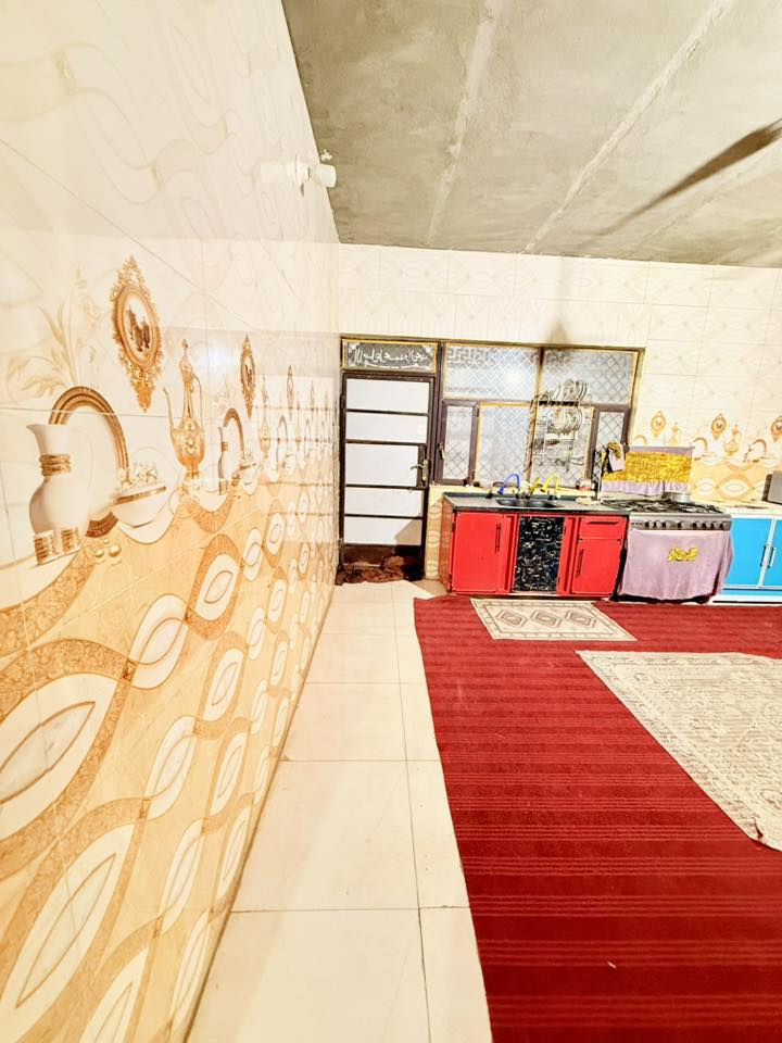 دار مساحه 300طابو زراعي يحتوي ع ستفبال 8م صالة 8م غرفتين 6م مطبخ 6م مجمع صحيات داخلي مجمع صحيات خارجي حوش كبير البيت عالي عن الشارع عمّر البناء 4سنواتً أساس رباط كونكريت بناء بلوك كلاب العفلوكي شارع عريض العنون الحمد شارع الصيدلية مشمول بل جهد الخدمي كامل ماي ومجاري يبعد عند شارع العام الخدمي مال الحمد ميت متر تقريبا البيت الرضيه بورسلين هزاير سراميك البيت جاهز للسكن السعر 60وبي مجال للشراي تصال ع***********
