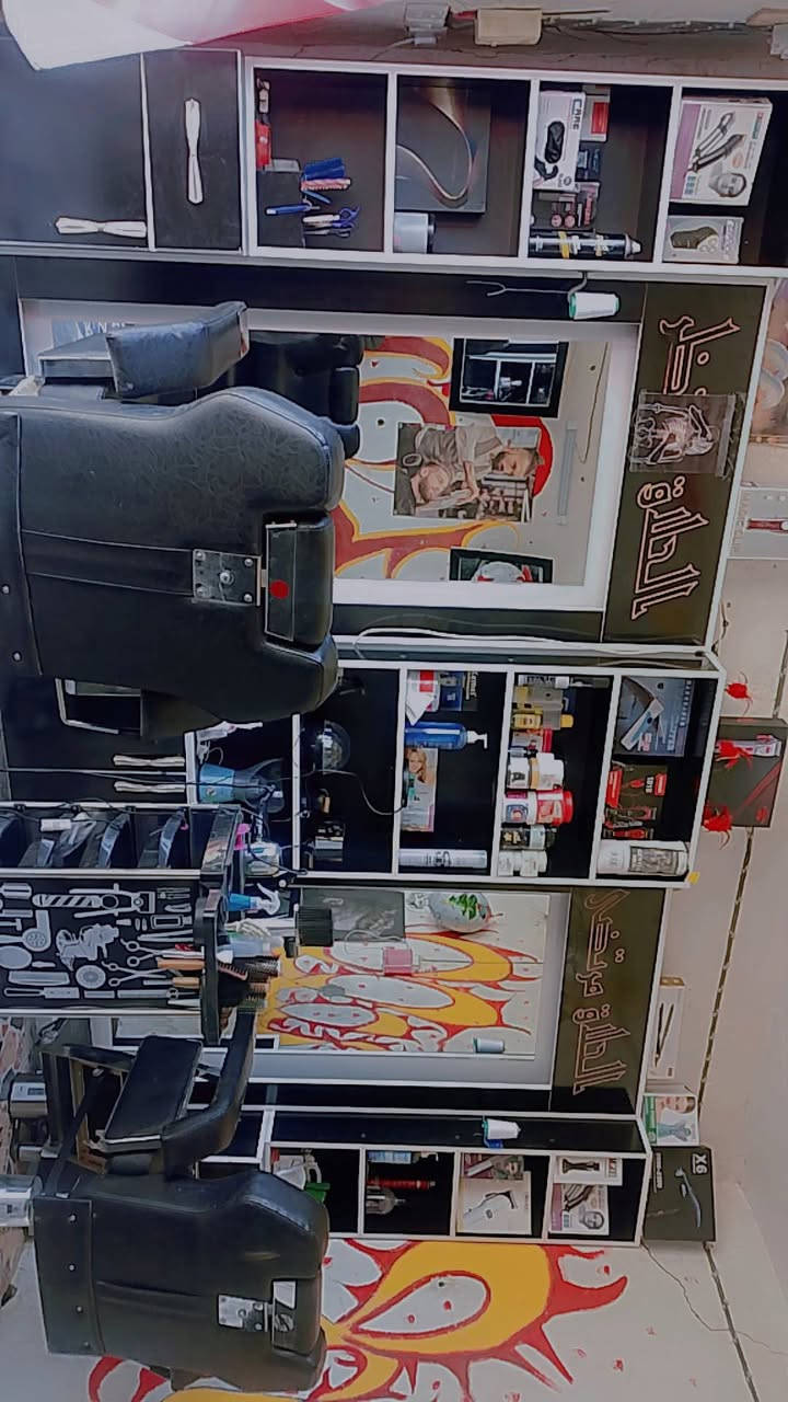 السلام عليكم
صالون حلاقه كامل للبيع 
كراسي شبح عدد(٢) مرايه عدد(٢)كومدي عدد(٣) كله تزگام 
كرويتات عدد(٢) +مكاين حلاقه +ادوات تجميل +كاويات عدد(٣) كاويه لحيه وحده ولباقي شعر مكينت شفطت دهون ليدويه شحن +مكينت خيط +مكينت تحديد حواجب +مكينه محجاره وجه لعادي +مقاصه اصلي +بخار يعني كل لغراظ شلع بعد مذاكرهن هواي 
لحديجي ويگول بس كرسي او مرايه ابيع شلع وسعر مناسب 
سعر (واحد و٧٠٠) وبي مجال ***********مكاني ميسان
