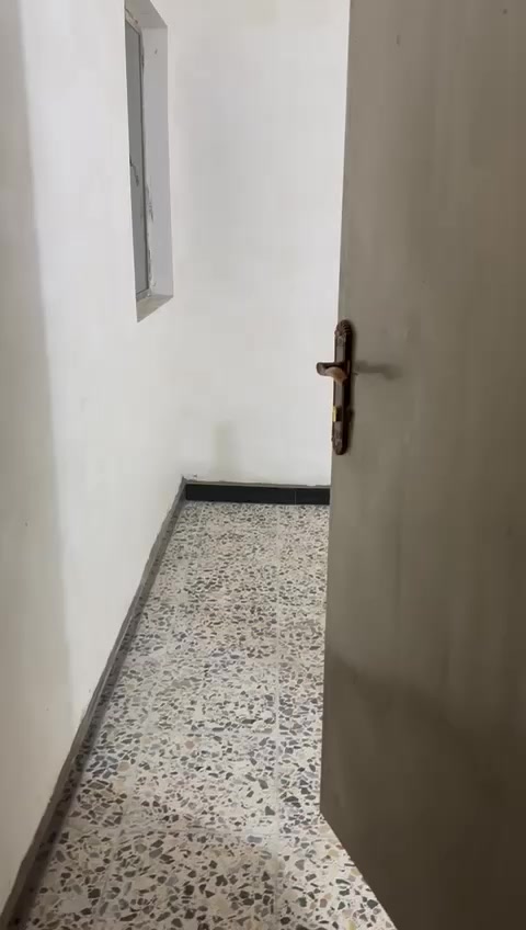 سلام عليكم دار لليجار راسة شارع ابو علي دراجي سعر لايجار 250 قاط ثاني نضيف كلش رقم  ***********
