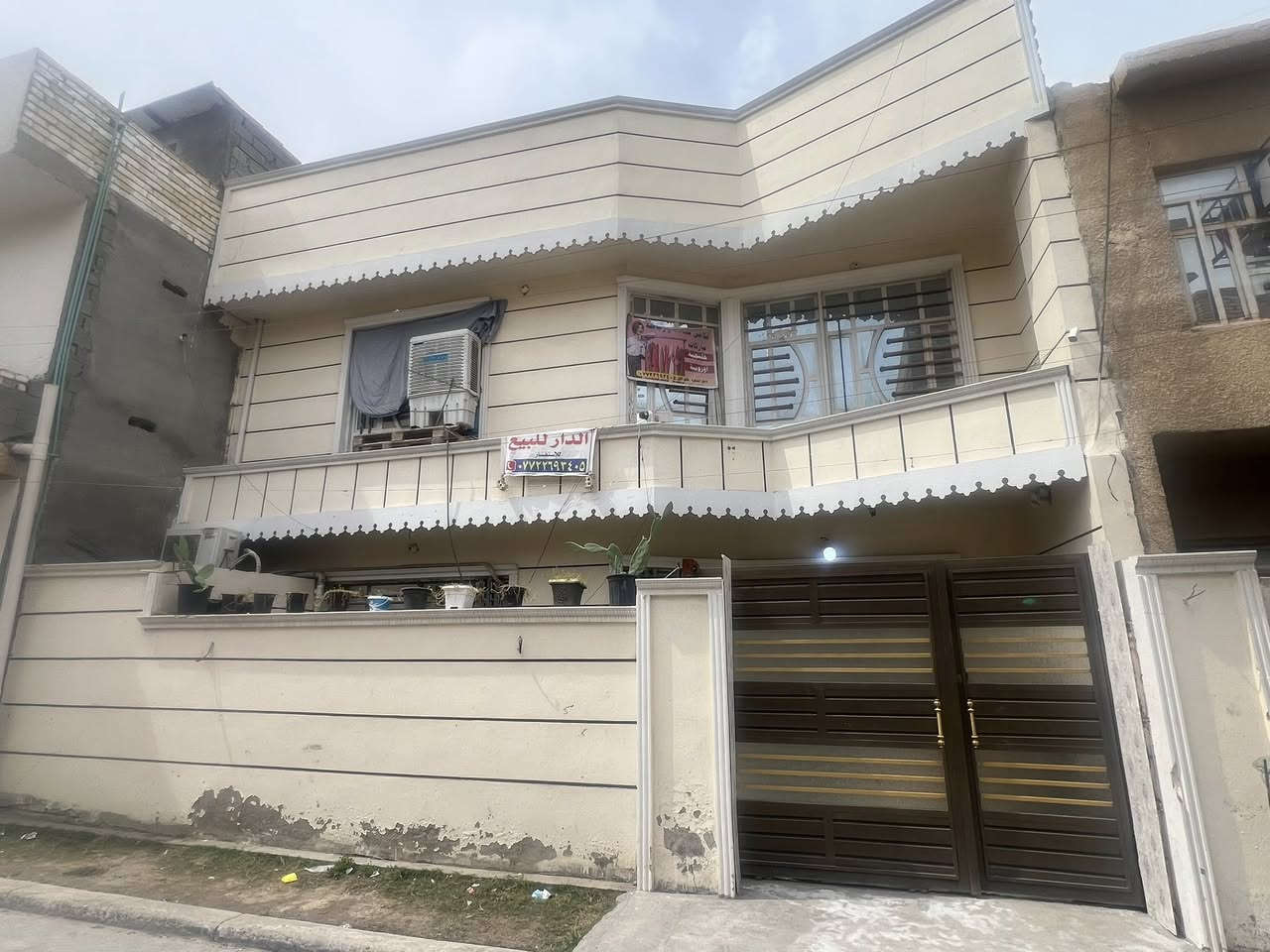 دار للبيع مساحة ١٢٠مربع واجهه ١٢نزال 10 يحتوي على ثلاث غرف نوم +استقبال+ثنين حولي  +مطبخ. حمام خارجي وحمام داخلي السعر 115.    العنوان حي البساتين مقابيل محكة الشعب قرب مدرسة الئساور اتصال ***********///////***********
