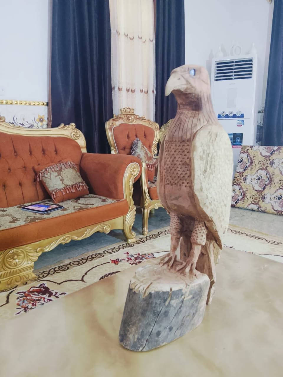 السلام عليكم للبيع نسر مصنوع من شجرة القلم طوز السعر 300 وبيه مجال العنوان بغداد سبع البور واليحب يتصل واني حاضر *********** متواجد واتساب
