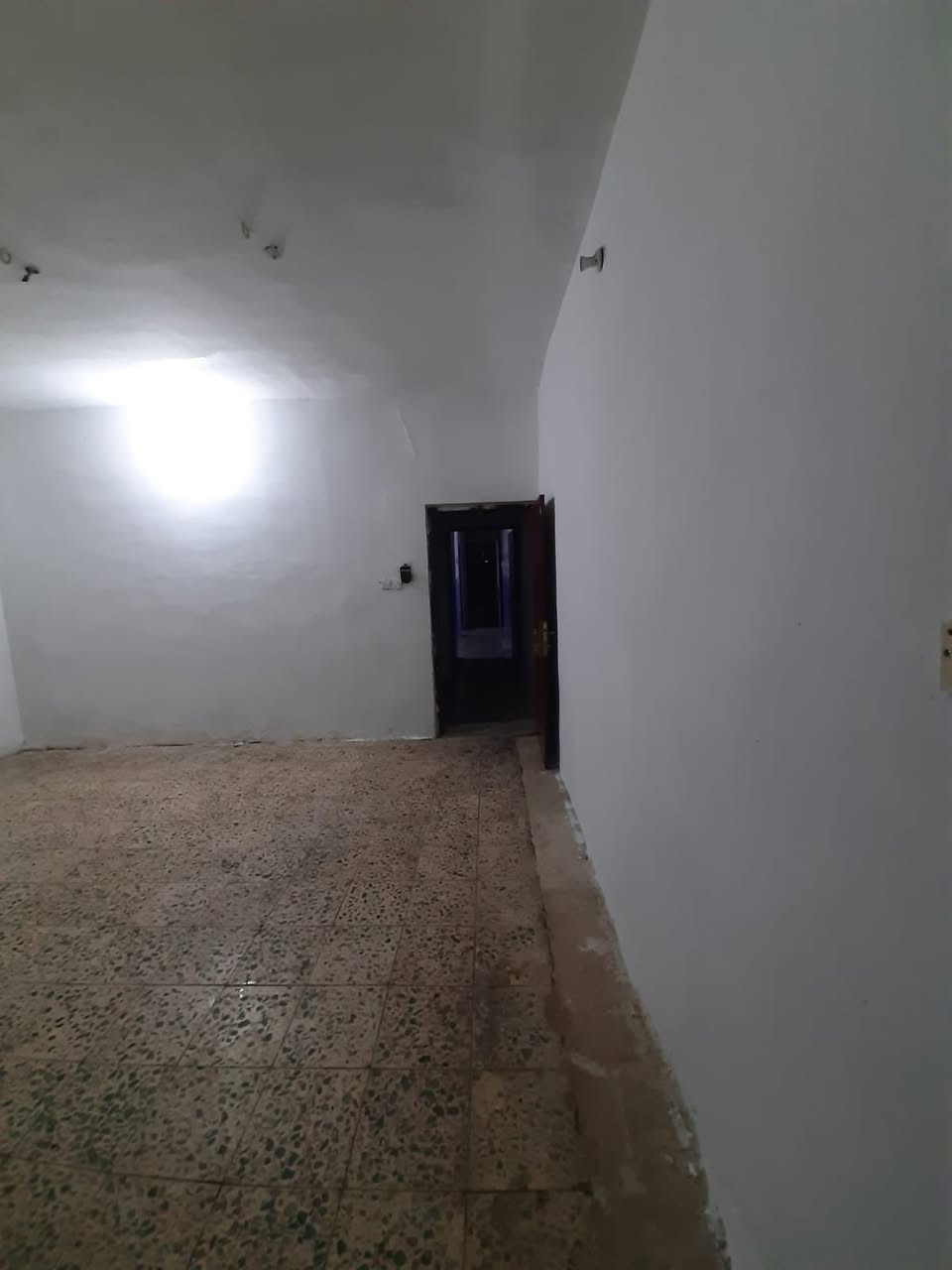 ١٠٠ متر 
طابو صرف 
بغداد شهداء النفط مقابيل ملعب دكسن شارع عريض 
كراج سياره و استقبال و مطبخ و صحيات حمام و تواليت منفصلات و غرفة نوم مناور ٢ 
سعر ٢٠٠ مليون 

***********
