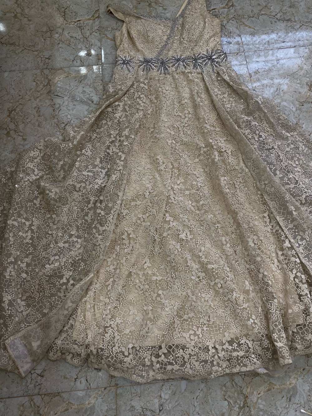 بدله اعراس فخمة 

🌸 جديد ولم يُلبس.
💎 تطريز فاخر مع خرز ولمعة أنيقة.
🎀 اللون: شامبين / بيج فاتح.
📏 المقاس: (اكتبي المقاس إذا تعرفينه).
💰 السعر: 300 ألف دينار.
📍التسليم: (اكتبي منطقتج).
📩 للحجز والاستفسار مراسلة خاص