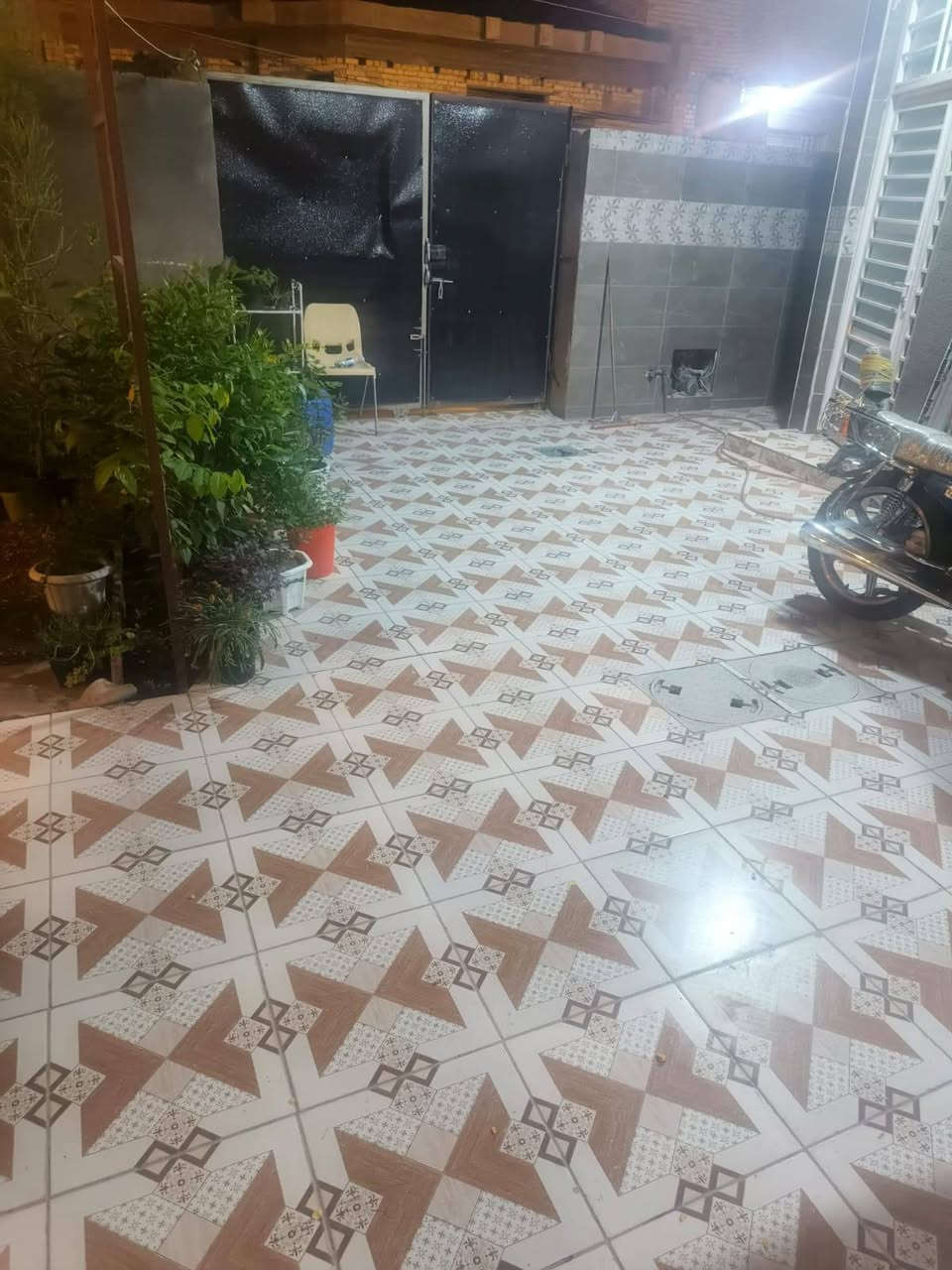 بيت للبيع طابو اسهم مفروز ومداور بإسم المشتري مساحته ( 265 )متر قرب المستشفى التركي يحتوي على دوانيه خارجيه وكراج وحديقه وغرفتين وصاله كبيره وصحيات داخليه وخارجيه والطابق الثاني 3 غرف هيكل غير مسقوف كافه الخدمات قرب المستشفى التركي
***********
