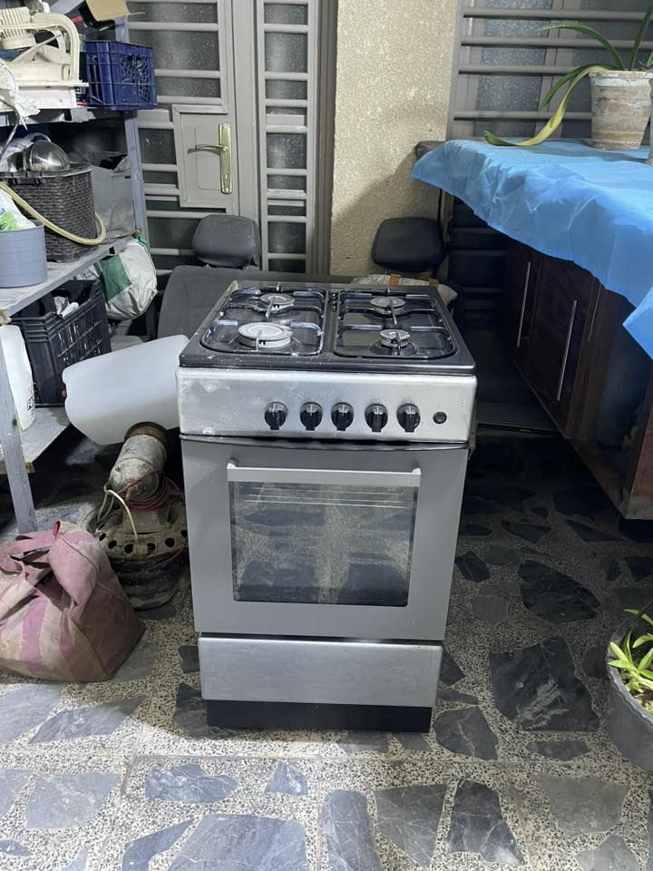 سلام عليكم ، طبّاخ 4 عيون ، مع المنظم والصوندة ، السعر 100 ألف وبي مجال ، للاستفسار ، *********** ، مكانه بغداد
