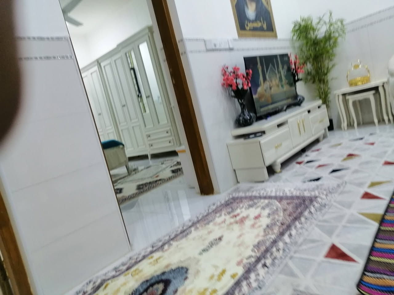 دار للبيع ابي غرق حي الحسين المساحه ١٥٠م طابو صرف ثالث دار عن شارع السبيس بناء حديث يتكون من هول كبير ٢ غرف نوم مطبخ صحيات داخليه وخارجيه طارمه كبيره للأستفسار ***********
