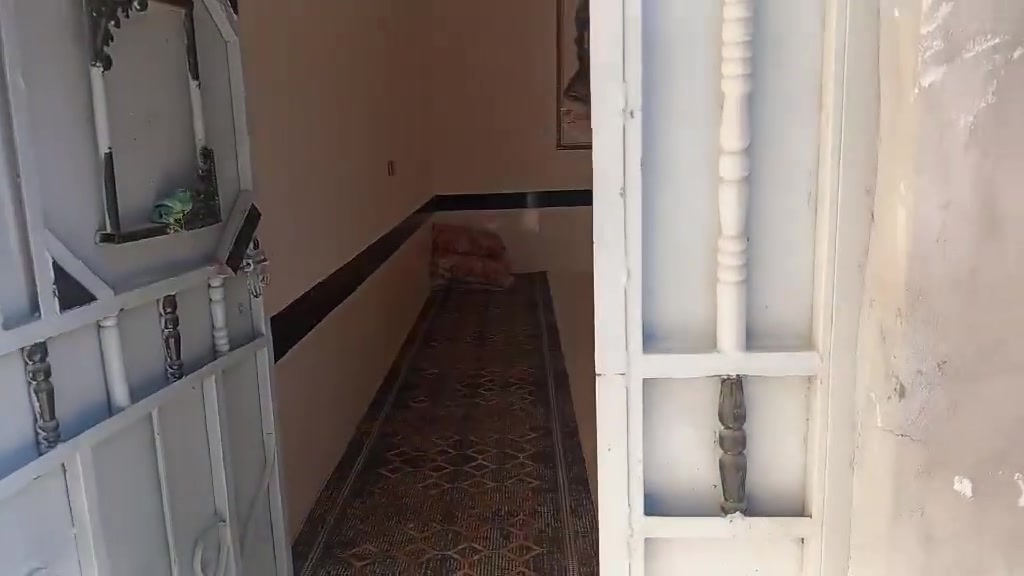 سلام عليكم 👋 بيت 🏘️ للبيع بحي الحسين (حي العدس) شارع الصوره بيت يتكون من غرفتين وصاله ومطبخ وستقبال وصحيات 💦 مساحه 190 بيت كامل ماي💦 كهرباء ⚡ بس يجيب غراضه ويگعد سعره 💵 مناسب للاستفسار الاتصال 📱 ***********📞
