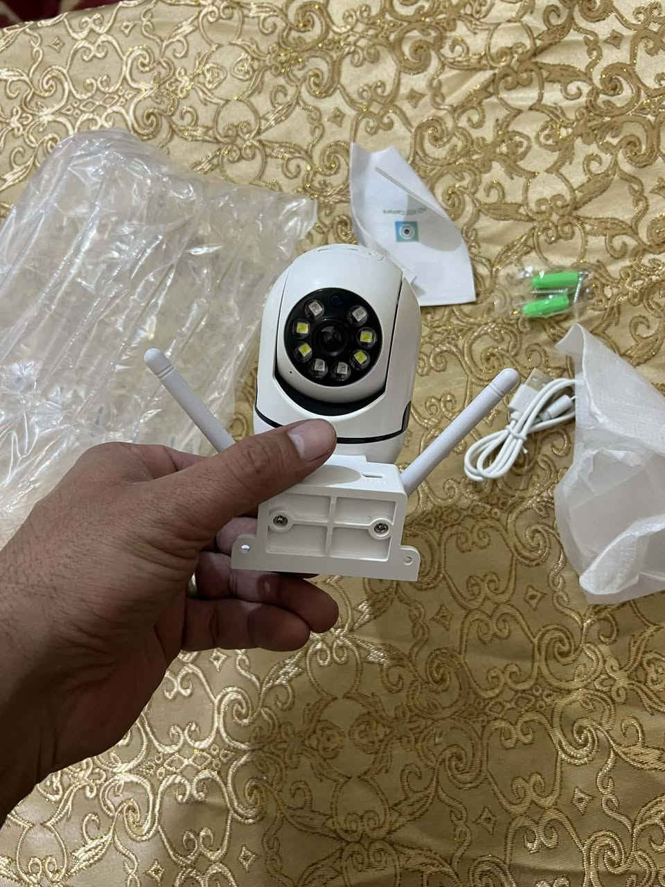 السلام عليكم كامرات ثنين للبيع قيم وخذ معا توصيل رقم الهاتف ***********
