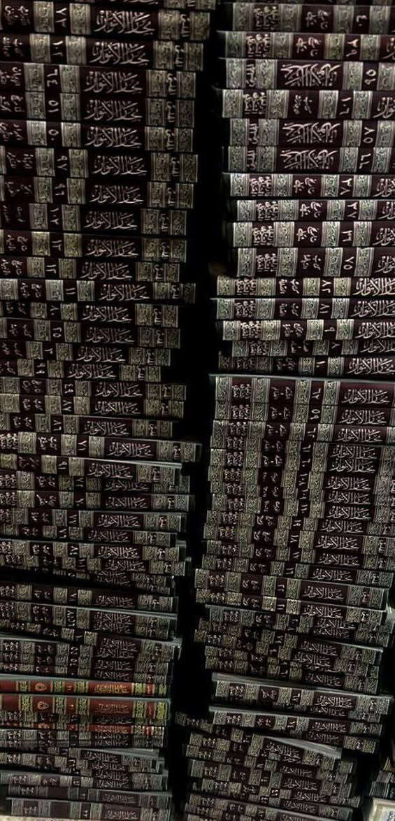 بحار الانوار طبعة دار احياء التراث العربي بيروت لبنان اصلية 111 مجلد 
طبعة فاخرة مع المطاعن 
🛑
كتاب بحار الأنوار للعلامة المجلسي هو موسوعة حديثية شيعية ضخمة تجمع الأحاديث والروايات عن أهل البيت (عليهم السلام) في مختلف أبواب العلوم الإسلامية، مثل: التاريخ، التفسير، الفقه، الأخلاق، والكلام، بهدف حفظ التراث الروائي الشيعي من الضياع وتوثيقه للأجيال القادمة، ويُعد مرجعاً رئيسياً في الحديث والمفاهيم الشيعية، مع وجود بعض النقاشات حول بعض الروايات فيه بين العلماء. 
سعر الجملة اخر دورة 
للحجز والتواصل 
*********** او المراسلة خاص 🔥🔥
