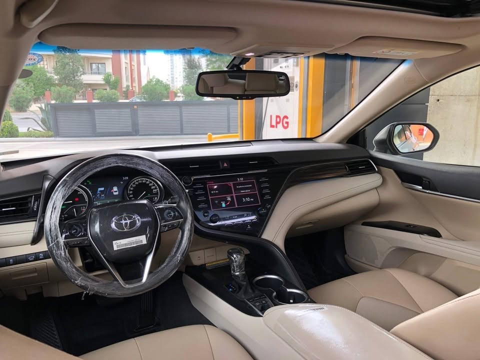 🚗 تويوتا كامري 2020  
limited edition-
– فل مواصفات / هايبرد (خليجي) 🚗

‎📍 المواصفات الأساسية:

* محرك 4 سلندر هايبرد (اقتصادي وقوي)
* ماشية: 66,000 كم فقط
* بحالة ممتازة جداً (كأنها جديدة)

‎🛡️ الضمان / الشروط:

* القير والمكينة بشرط ✔️
* النقل بشرط
* لا توجد أي مشكلة فيها
* لا يوجد ضمان وكالة، لكن حالة السيارة ممتازة

‎✨ حالة السيارة:

* نظيفة جداً ومحافظة عليها
* السنوية جديدة
* جميع أغراض الشركة موجودة معها،
* بیە ضمان شریکە ساس واحد سنە و ستة شهر

‎🛠️ المواصفات والتجهيزات:

* فتحة سقف (سلاید)
* رادار + نظام الحفاظ على المسار
* حساسات أمامية وخلفية
* بصمة تشغيل + بصمة أبواب
* إضاءة LED كاملة
* أوضاع القيادة: Eco / Normal / Sport
* مرايا كهربائية قابلة للطي
* شحن لاسلكي للموبايل
* كاميرا خلفية
* Traction Control
* ستائر
* مقاعد جلد مع شامواه أصلي

‎🚨 معلومات الحوادث / السمكرة:

* بدون صبغ، فقط 3 أماكن PDR
* لم تتعرض لأي حوادث كبيرة أو مشاكل في الشاصي
* الحالة العامة للسيارة نظيفة ومحافظة

‎💰 السعر المطلوب:

* السعر المطلوب: للتفاصيل والسعر النهائي يرجى التواصل
* قابل للتفاوض مع المالك

‎📍 موقع السيارة:
* العراق سلێمانی

‎📞 رقم المالك: ***********
