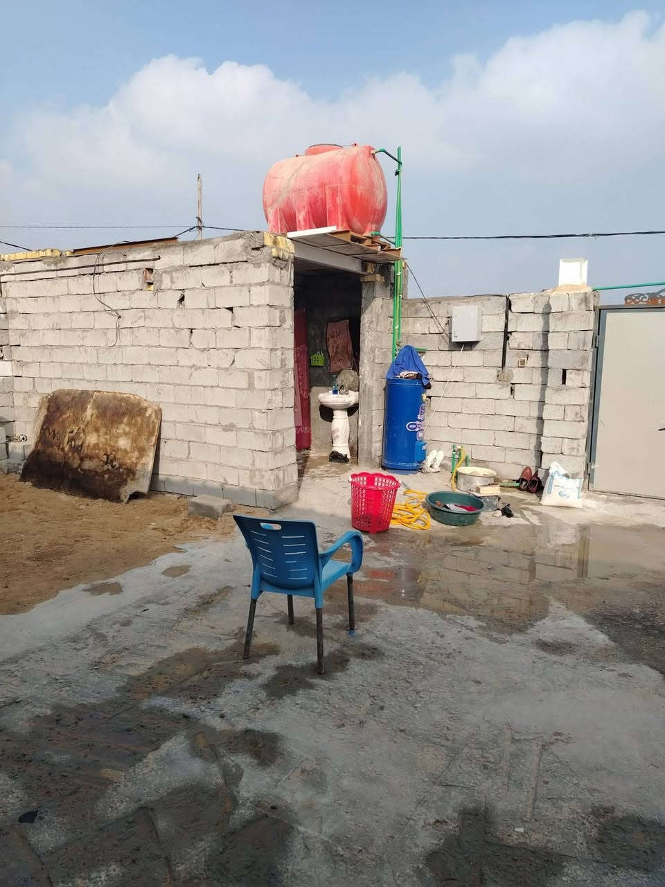 السلام عليكم دار للبيع المساحه 300 ركن  شارع 10 عنوان النجف البراكيه شارع المعمل قرب  قرب معمل اسمنت الكوفه الاتصال على الرقم  ***********
