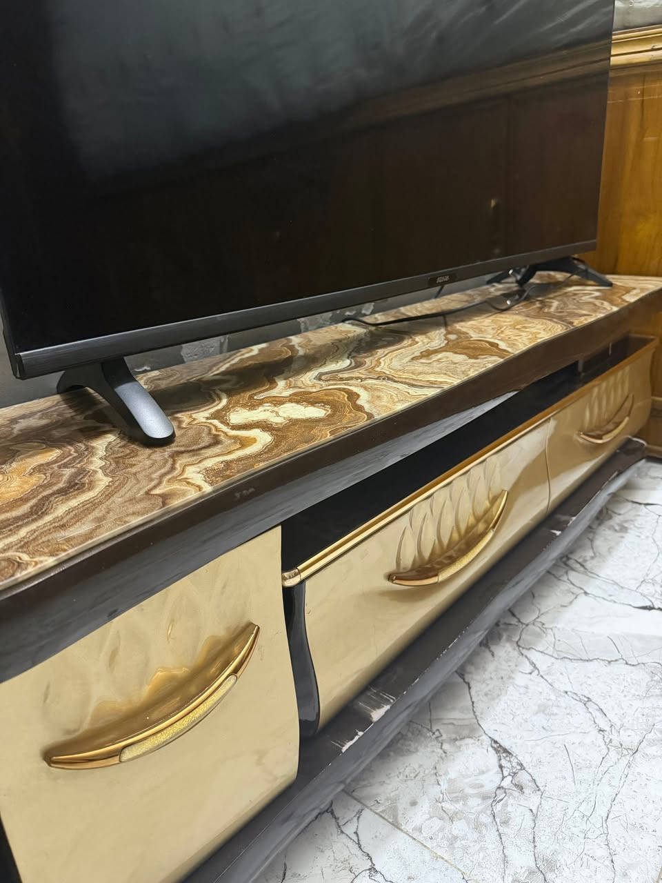 سلام عليكم بلازمه + ميز صاج بلازمه حجم 55 سمارت انترنيت جديده مستخدمه شي بسيط نضيف كلش شخص واحد مابيها 
سعر 350 بلازمه + ميز 
الاستفسار : ***********
