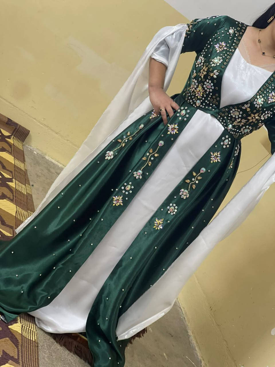 جلى كوردي شغل يدوي 
يوجد شحن كافه دول


**إذا كنت صاحب هذا الإعلان وتريد حذفه لأي سبب، رجاءا أرسل رسالة إلى الدعم الفني**