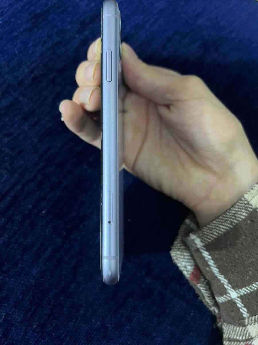 آيفون ١١ العادي نظيف ما مفتوح ولا مبدل بيه شي فول نظافه بطاريه ٨٧ السعر 275 للاستفسار *********** وبيه واتساب .
