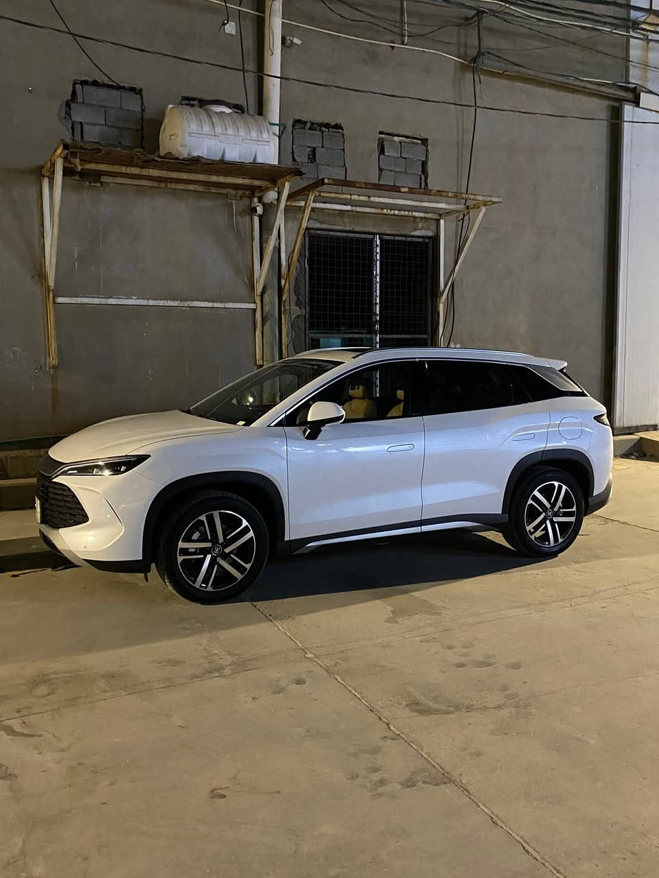 بي وادي 2025 سونك L الفول   الفول فئه الفلاكشب  كفاله عامه نسخة الحديثه بطاريه كبيره 120 كيلو بشحنه 
تفويله كامله تمشيك 1800 كيلو  سعه خزان الوقود 65 لتر 
سنويه باسمي  ومرقم بغداد   
عداد الكيلو متر / 8 الف كيلو 
المكينه BYD SONG L البانزين جنيتر 1500 Cc وضيفتها شحن البطاريه تعمل بنظام بلكن هايبرد نظام الحديث المتطور جدا واعتمادينا من نوع DMI ويعمل هل محرك ثلاثه انظمه الي هو بانزين + شاحن خارجي + شحن داخلي (ذاتي)
__ مدخلين للشاحن السياره البطيئ وسريع 

🛑 السعر سوي تعليق يصل مباشره 🤖 

عنوان /عويريج يم قوس بغداد 

رقم صاحب السيارة ‭***********‬

🛞 الأبعاد والوزن
 • الطول: 4,840 مم
 • العرض: 1,950 مم
 • الارتفاع: 1,560 مم
 • قاعدة العجلات: 2,930 مم
 • خلوص أرضي تقريباً: ~210 مم
 • الوزن: من 2,150 كيلو إلى ~2,385 كيلو . 

♨️مواصفات الداخل المقصورة ♨️

📍كراسي جلد  من نوع فاخر جوده من شركة BYD لون  القرميدي  + كرسين الاماميه كهرباء 
 
📍شاشه كبيره قلابه   + كار بلي + مرتبطه بذكاء اصطناعي  جدا متطوره وتحكم في جميع الاوامر المقصوره الخارجي والداخلي+ محدثه  اخر تحديث ومنزل جميع تطبيقات بداخل الشاشه + كيبورد عربي + ستلايت مفعل 

📍كامره  بالداخل المقصوره لمراقبه السايق كاميرا السايق الداخلية:
✔ تراقب التعب
✔ تمنع الحوادث
✔ تحذر إذا تشتت
✔ تساعد أنظمة الأمان
✔ تحلل العين والوجه بشكل لح 
تلقائيا السياره تعطي نظام فرامل الذكيه وتتوقف وتصدر انذار وتشغل الاشاير الاربعه 

📍تدفئه + تبريد المقاعد الاماميه   

📍تدفئه مقود 

📍صندوك كهرباء 

📍يدات الابواب كهرباء شفط او دفن  وتحكم فيها من داخل الشاشه 

‏📍 LED   للمصابيح الأمامية والخلفية. بشكل فاخر ومتطور لايت داينمك عالي ناصي اوتو 

📍اربع كامرات كامره الاماميه متحركه مثل العين بكامل 180 درجة 

📍اربع رادارات  وتحكم فيها غلق وتشغيل 

📍بنوراما 

📍داش كام تسجيل اربع كامرات 

📍اناره داخليه 24 لون  متغير حسب طلبك  وتفاعليه مع تبريد ومع نقط عمياء 

📍 نظام سستم  صوتي المميز من Dynaudio (أعلى جودة صوت).  

📍علامه BUD  الخلفيه ضوئيه  الخلفيه 

📍اوتو هولد  + هاندر بريك بصمه 

📍نظام مانع نحدار 

📍نظام مانع انزلاق 

📍بصمه + كارت + تشغيل عن بعد 

📍كيجات دجتل الفول اوبشن مستشعارات طريق تقراها بالكامل من  مرور سيارات امامي وجانبي 

📍تحكم ستيرن كامل فول اوبشن 

📍شحن لاسلكي للهاتف وتهويه الجهاز 

📍فل سستم ايرباك بداخل المقصوره عدد 12 

 📍 مري قابله لطي كهرباء  

📍اناره ترحيب تحت مراية  عند اقتراب كارت او بصمه

📍مقياس ظغط الاطار هواء + درجة حرارة داخل الاطار 

📍حساس امامي + حساس خلفي مع قياس cm الابعاد بداخل عرض الشاشه 

🥏السلامة وأنظمة المساعدة
 • نظام التحكم بالثبات (ESC) وABS.  

 • نظام كشف النقطة العمياء.  
 • وسائد هوائية متعددة ومساند أمان حديثة.  
 • مكابح طوارئ تلقائية (AEB) وACC (نظام تثبيت سرعة ذكي).  

 تحذير مغادرة المسار + مساعد البقاء داخل المسار.  

رقم صاحب السيارة ‭***********‬
