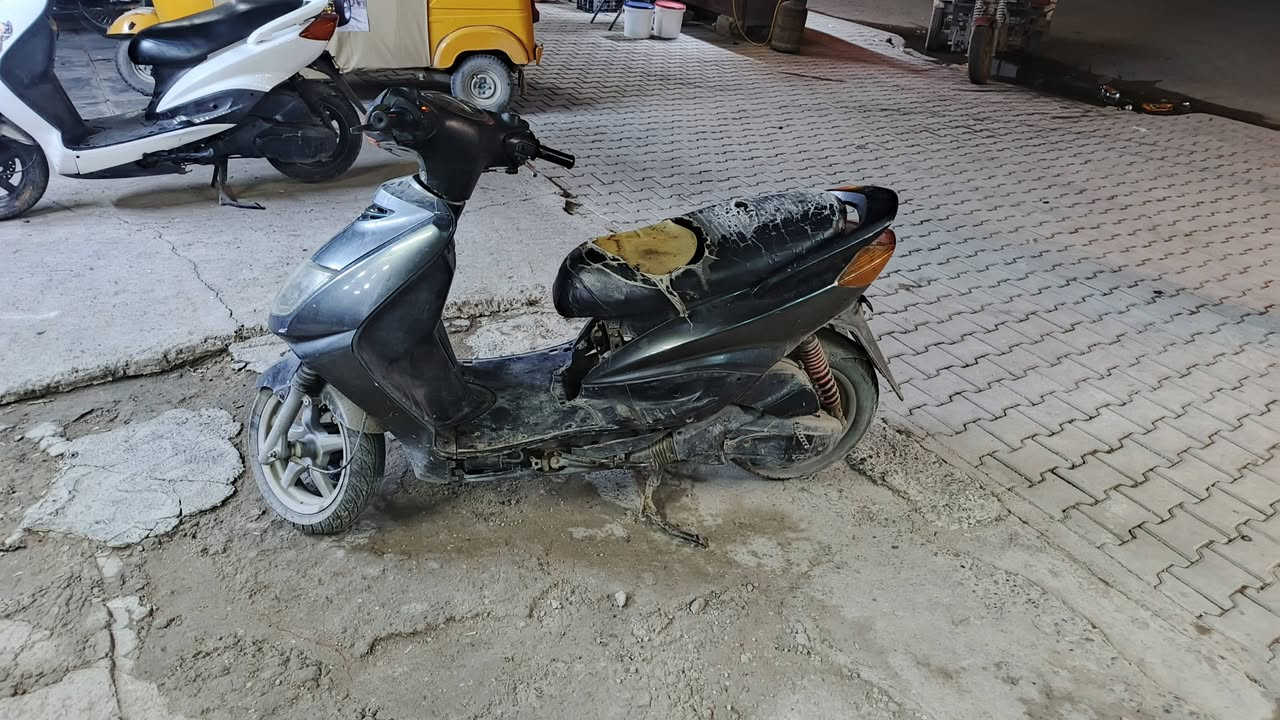 سلام عليكم سكنس نثيه كوري دراجه شغاله
ابيع كوم حديد سعر 350 وبيها مجال 
الاستفسار ***********
او خاص
