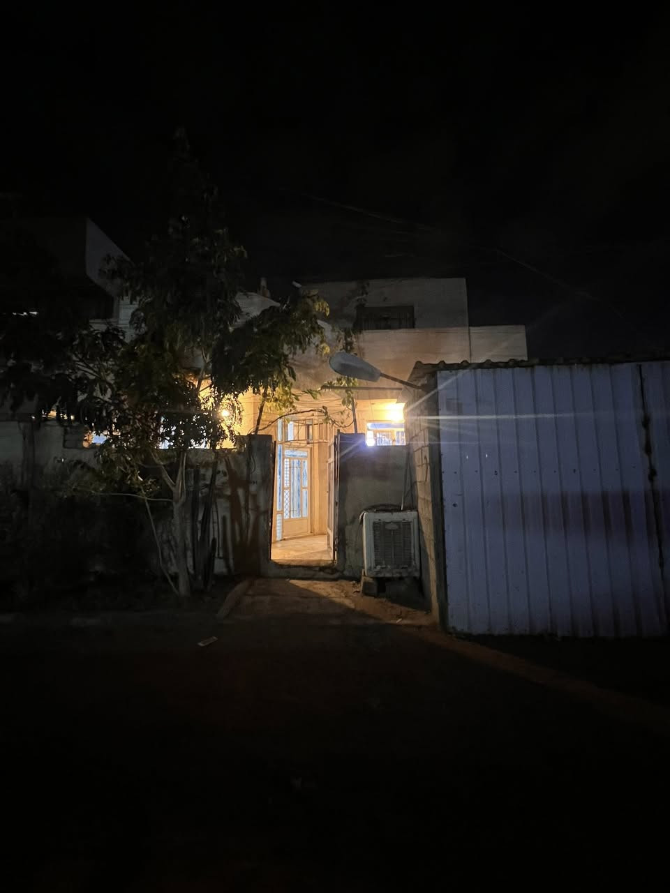 دار للايجار في حي الجبيرية الثالثة المساحة 125 غرفه نوم وصاله واستقبال ومطبخ  وباقي التفاصيل موضحه ويوجد محل مدمج مع الدار اجار الدار 250 وبي مجال اما المحل اجاره وحد للتواصل ***********
