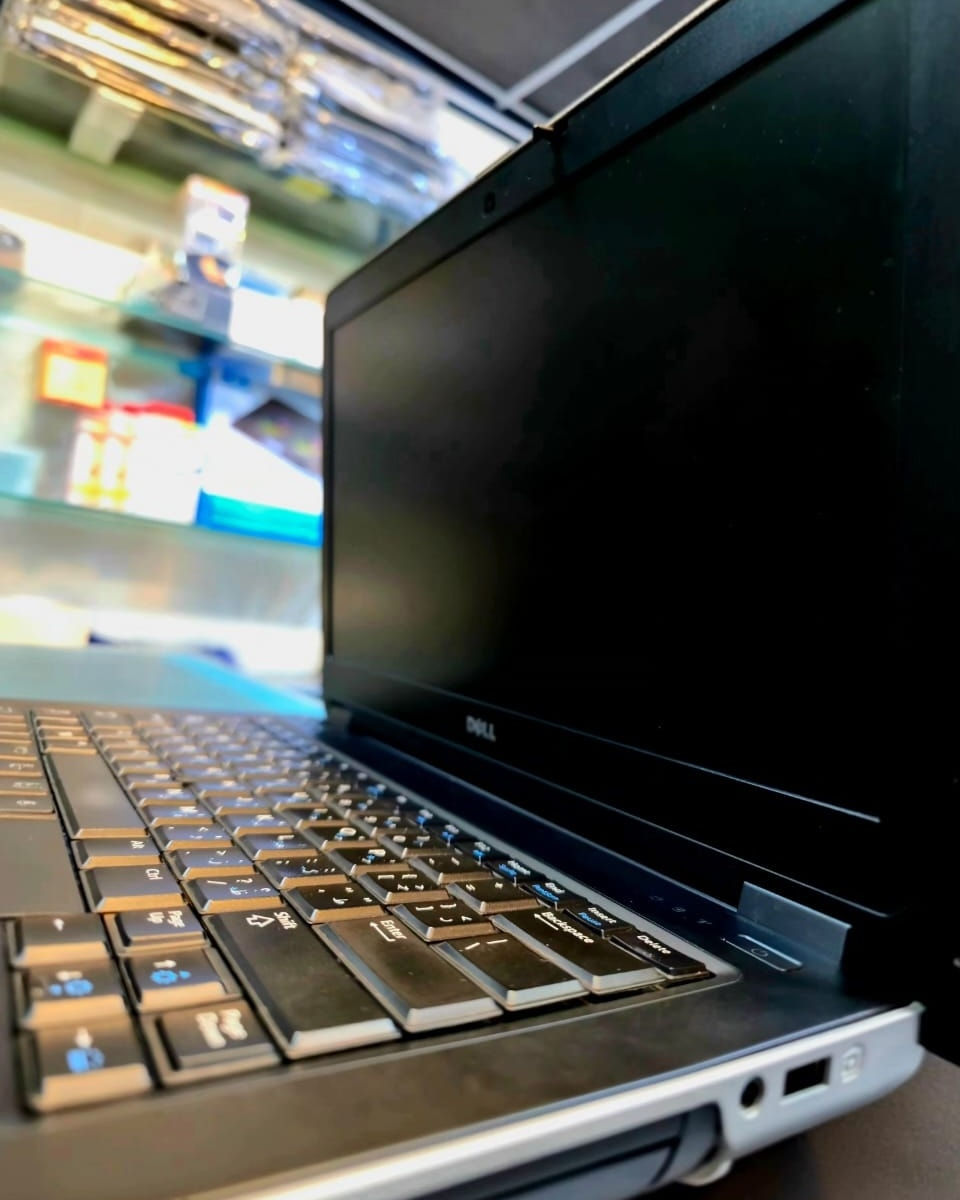 Laptop Dell Latitude E6440
CPU : i7 4th
RAM : 8G
HARD : 256ssd
SCREEN : 14"
GPU : intel
الملحقات : 
شاحنة اصلية + حقيبة و ماوس
العنوان :
 موصل - المجموعة الثقافية ـ قرب نفق الجامعة - مجمع الغانم
للتواصل : 
***********
***********
