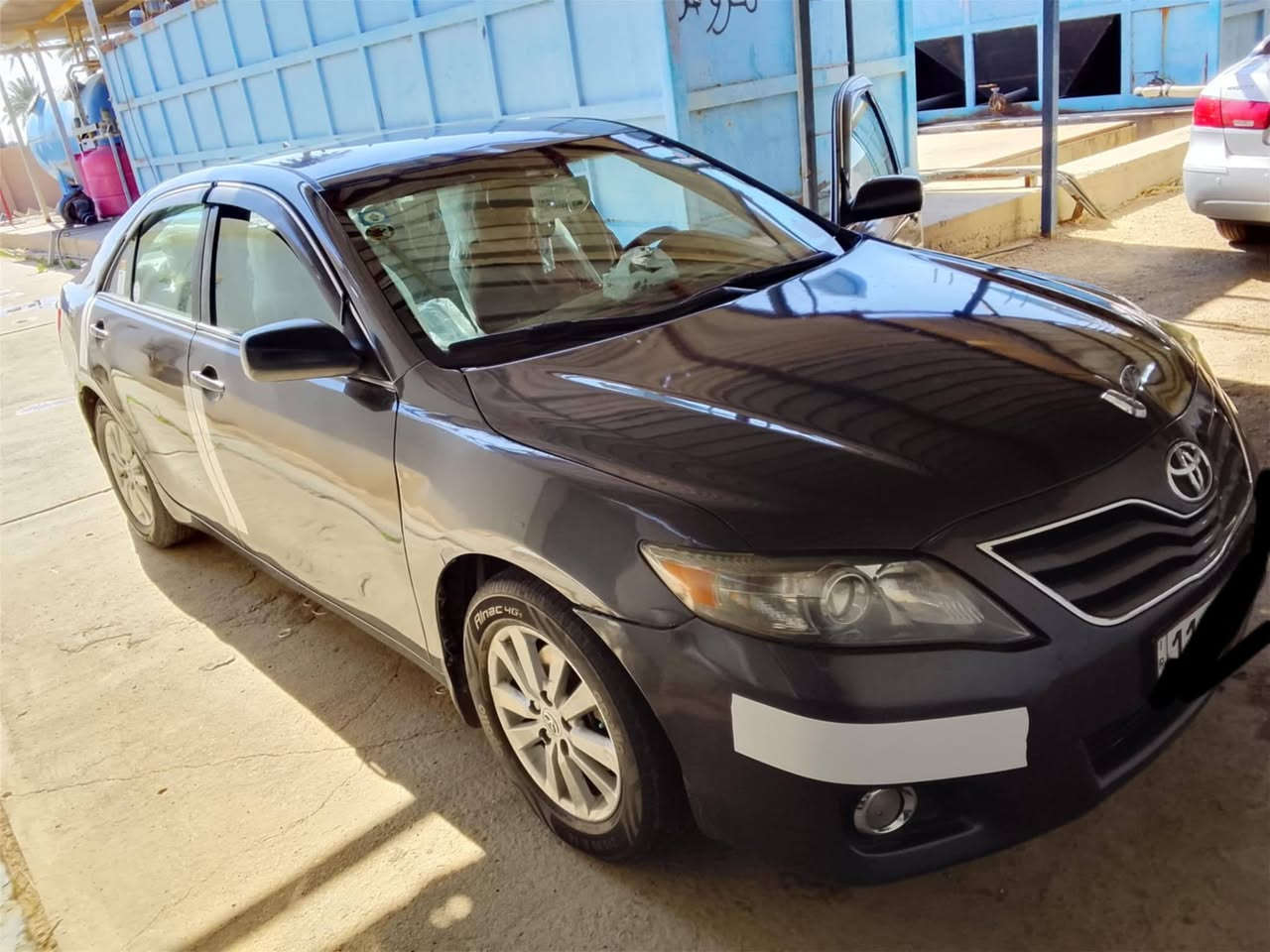 السلام عليكم 
كامري 2007 وارد امريكي مكينه 2400 كير محرك جديد تبريد كمبريسر موجود بس مشاده الباور بي صوت السياره حلوه مثل مواضحه بالصور كدامكم 
السياره بأسمي هزه جديد ورقم جديد رايدها ب88 وبيها مجال بسيط 
مكاني بغداد حي الجهاد 
***********
