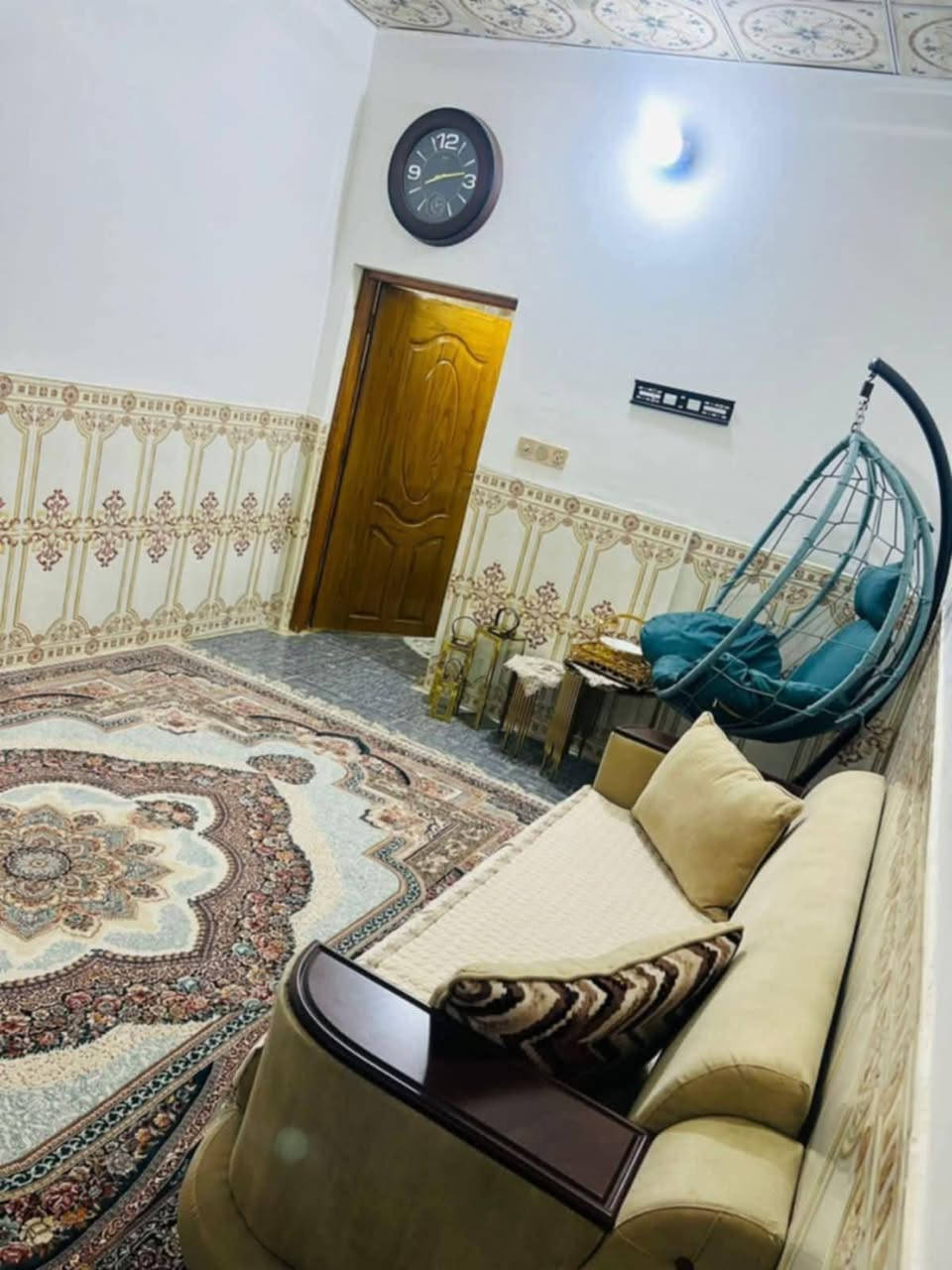 دار للبيع مساحه ١٠٠ متر نظيف  الأساس والسقف كونكريت غرفه سندويج فوك والكاونتر وغرفه الاخشاب وكيزر مع خط مولده المكان شارع المطار الجديد قرب جوهرة العرب شارع العلويات الدار مقابيل العلويات  للعلم منطقة الكريشات  اول منطقه مشموله بل تطويب للاستفسار خاص او الاتصال  ع الرقم ***********
