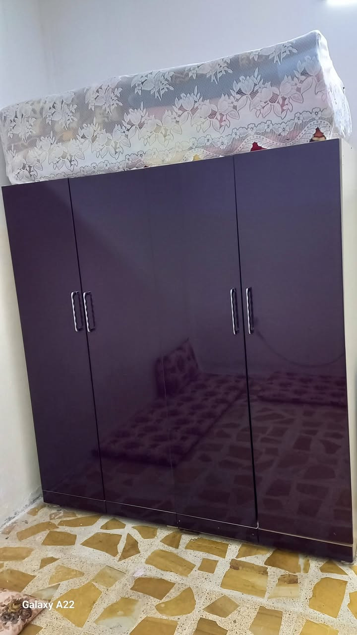 سلام عليكم عندي اغراض للبيع لاين اريد اسافر وبسعر مناسب وهاذا رقم الاستفسار وتساب اوخط *********** هاذا اسيا 
***********هاذا بس وتساب
