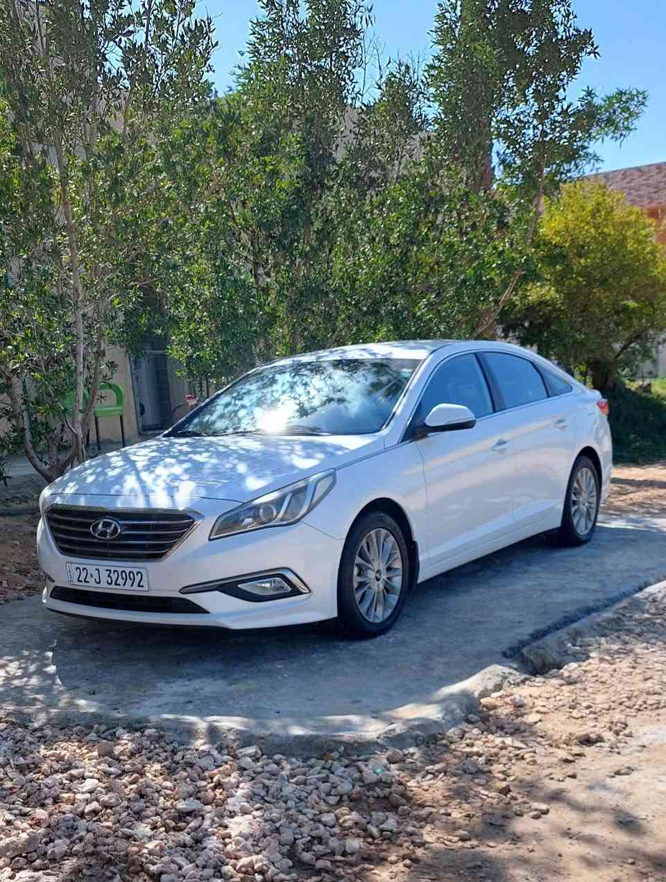 السلام عليكم
سوناتا خليجي 2015 كفاله عامه 
لا فتح ولا صبغ ولا تبديل 
محرك ما مفتوح
حساسات امامي خلفي
كشن كهرباء 
وبيها مواصفات هواي
بيها بارد قليل جدن 
مكان غماس   سعر ١٥٣ وبيها مجال
***********
