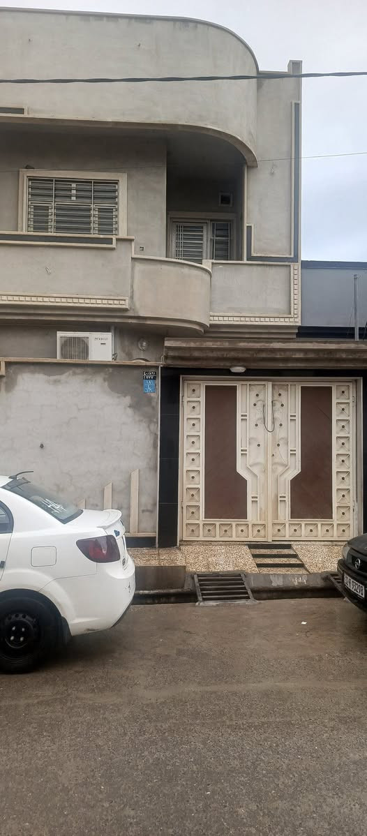 دار للبيع مساحه 125متر واقع حال 131.5مترفي رجم حديد (الضباط) طابقين منطقة مميزه وشارع هدوء تام قريب من الشارع الحولي الجديد كاشي وسيراميك وسقوف ثانوية الدار بناء حديث فول مكتب دار الأمين للعقار ***********. ***********
