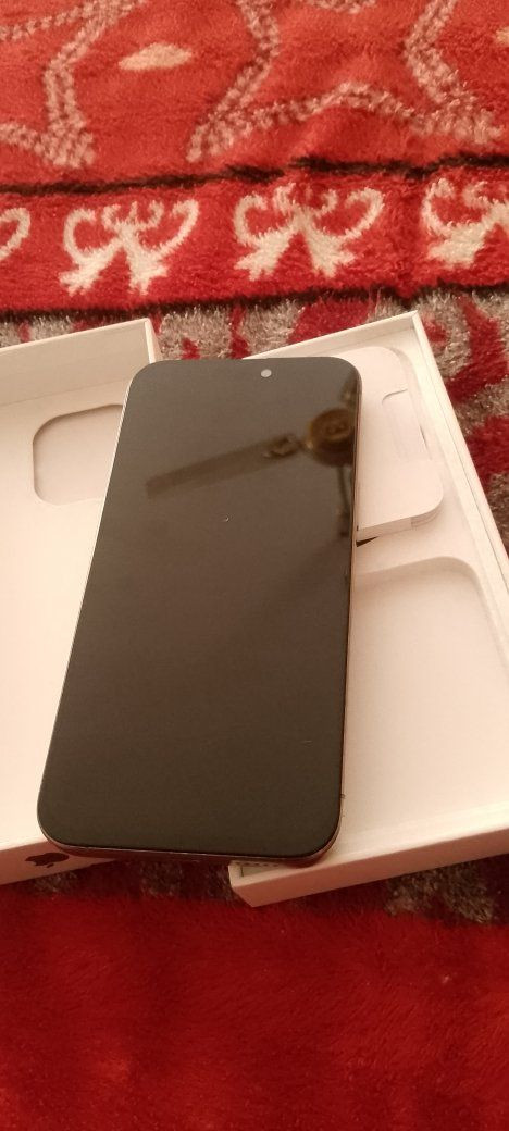 سلام عليكم يفون 15برو ماكس مبدل شاشه فقط دليفون نضيض كلش والله بطاريه 89حته شاشه موجوده عدي المكسوره شاشه بدلتها بيدي كل خوش شاشه فيس  ايدي شغال ملحقاته كامله مكان شطره سعر 750وبي مجال ‏‪***********‬‏
