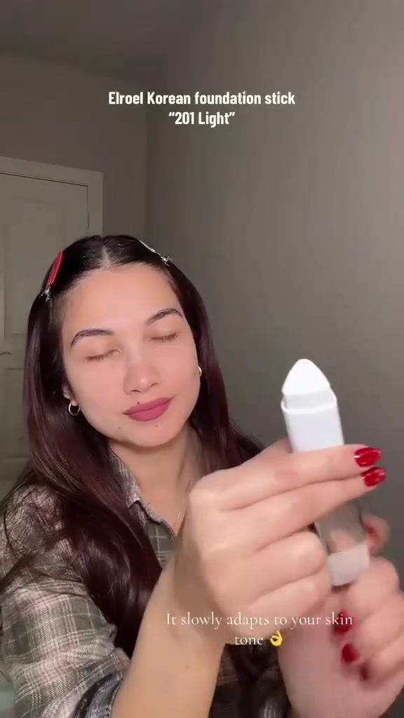 🔥 توفر لترند كريم الاساس السحري من إلرويل ✨ ELROEL Blanc Cover Cream Stick ✨
اكتشفي سر البشرة الكورية المثالية مع كريم الأساس السحري ELROEL Blanc Cover Cream Stick!
💎 تقنية ذكية لتغيير اللون تبدأ بتركيبة كريمية بيضاء وتنسجم مع لون بشرتك الطبيعي للحصول على مظهر متجانس وطبيعي.

🖌️ فرشاة مدمجة عالية الكثافة لدمج سريع وسهل دون تكتل أو خطوط.
💧 تركيبة تجمع بين التغطية والعناية، غنية بالكولاجين ومكونات مرطبة تساعد على منح البشرة مظهراً أكثر نعومة وإشراقاً.
🌸 تغطية مثالية ولمسة ندية مشرقة تدوم لساعات مع إحساس خفيف ومريح على البشرة.
✔ مناسب للاستخدام اليومي
✔ تغطية متوسطة إلى عالية
✔ مظهر طبيعي ومشرق
#الاصلي المنشأ امريكي 🇺🇸💯


**إذا كنت صاحب هذا الإعلان وتريد حذفه لأي سبب، رجاءا أرسل رسالة إلى الدعم الفني**